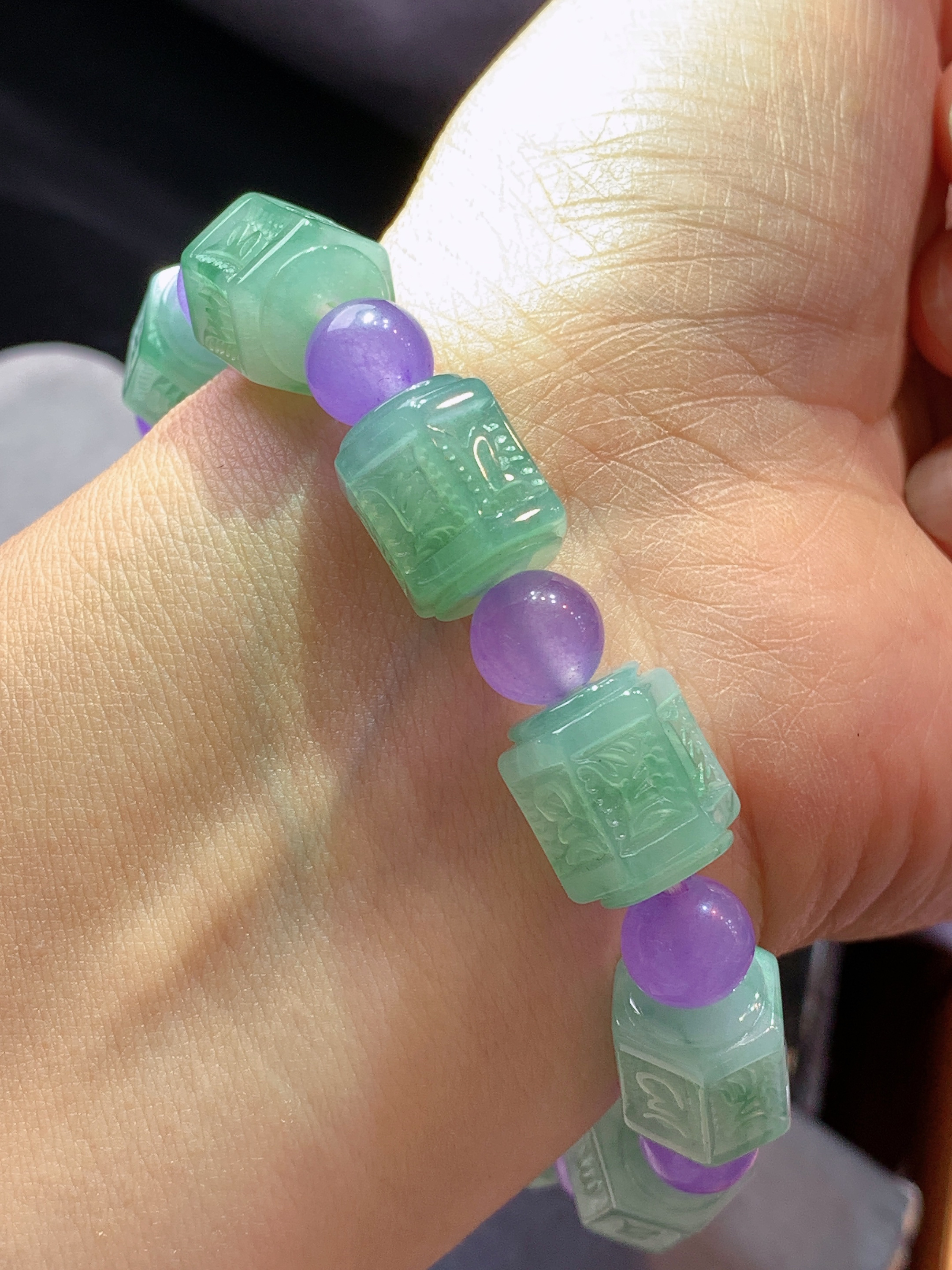 雕花路路通手链 玉质细腻 色泽艳丽清新 水润亮眼 整体尺寸10.8*10.8*12.8h3