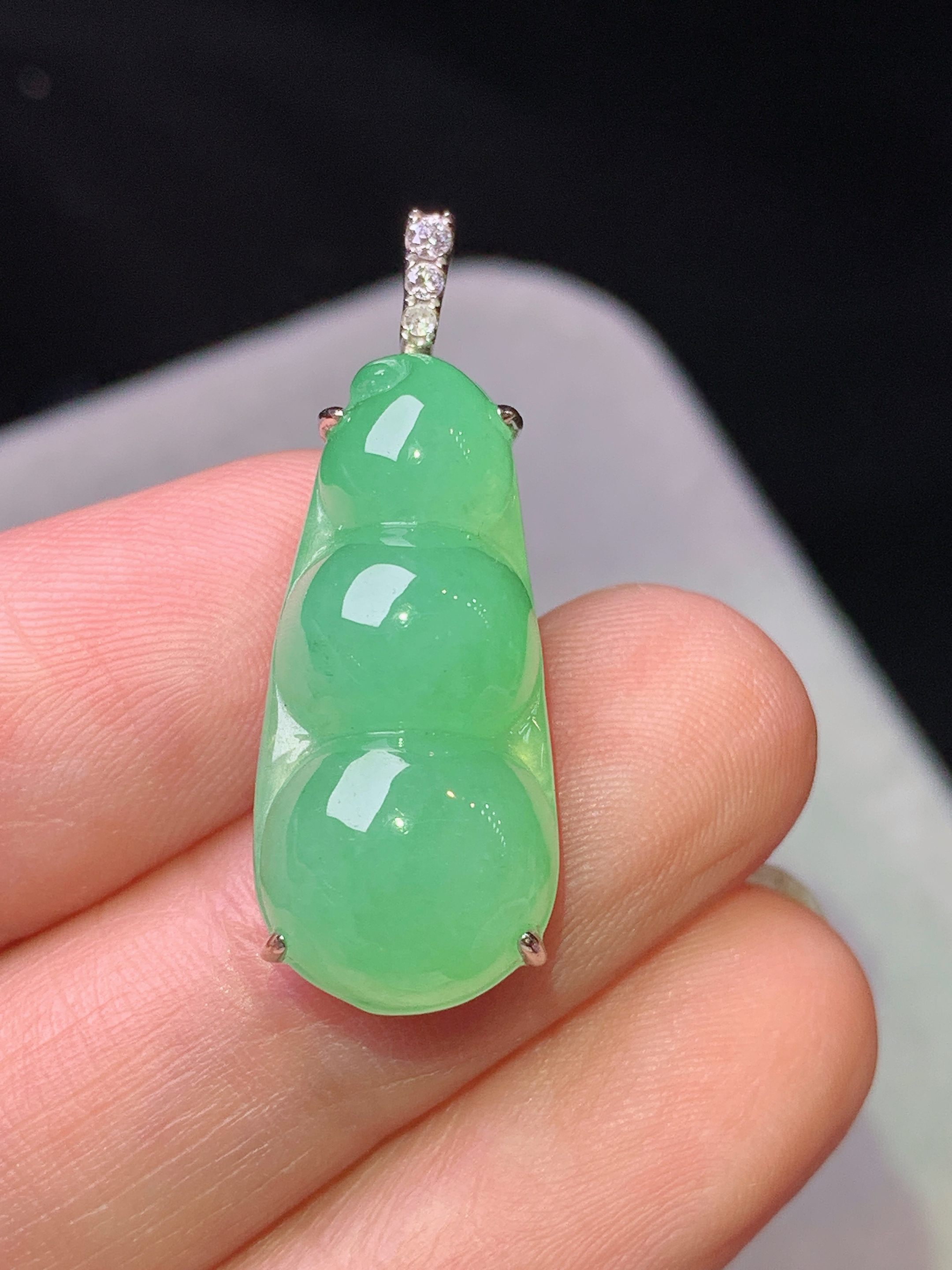 18k金钻镶嵌浅绿四季豆吊坠 玉质细腻 色泽艳丽清新 水润亮眼 整体尺寸29.8*11*7.6b1