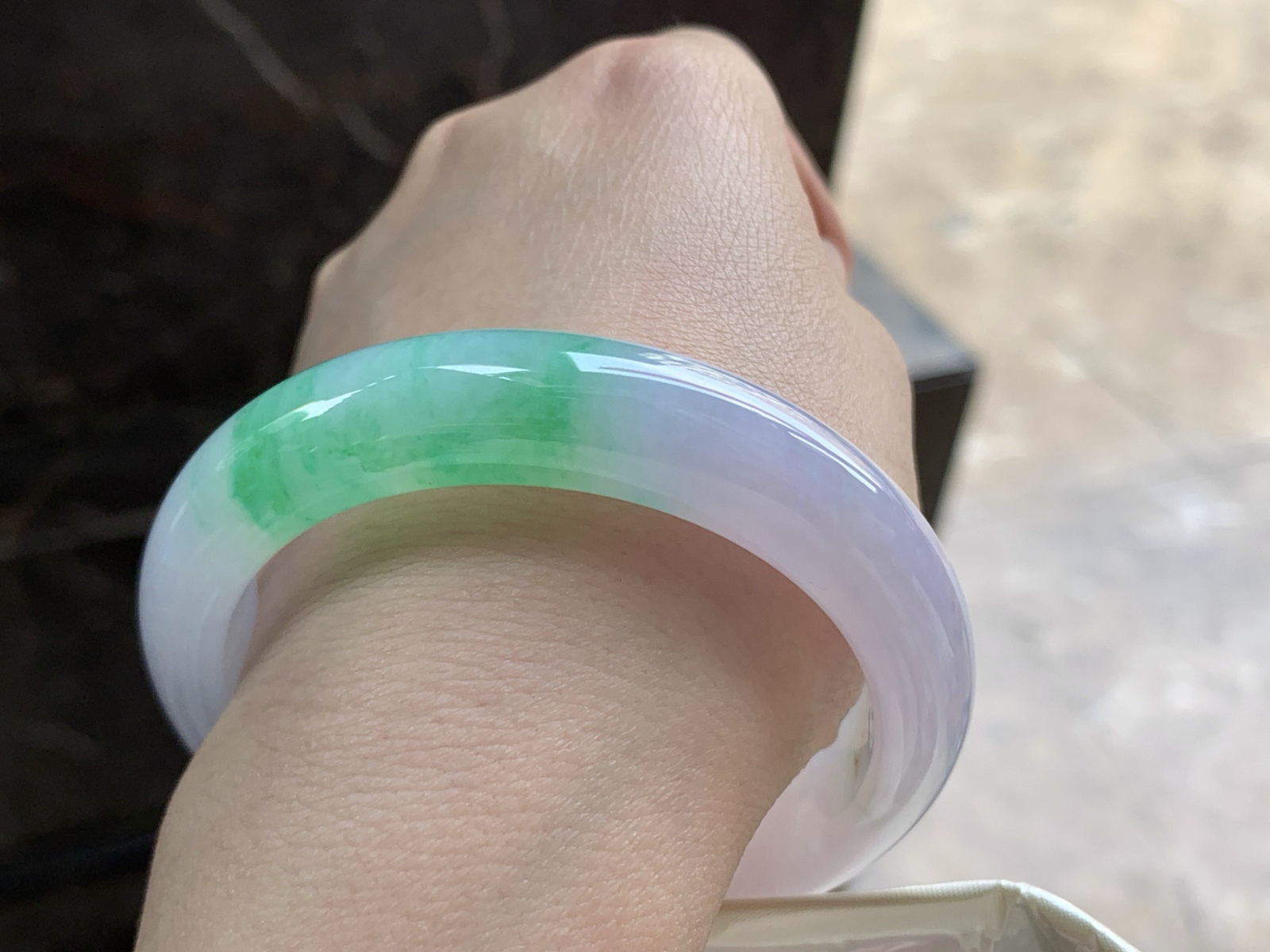 54.5-12.6-8.5

带色手镯^_^春带彩 玉质温润 清新