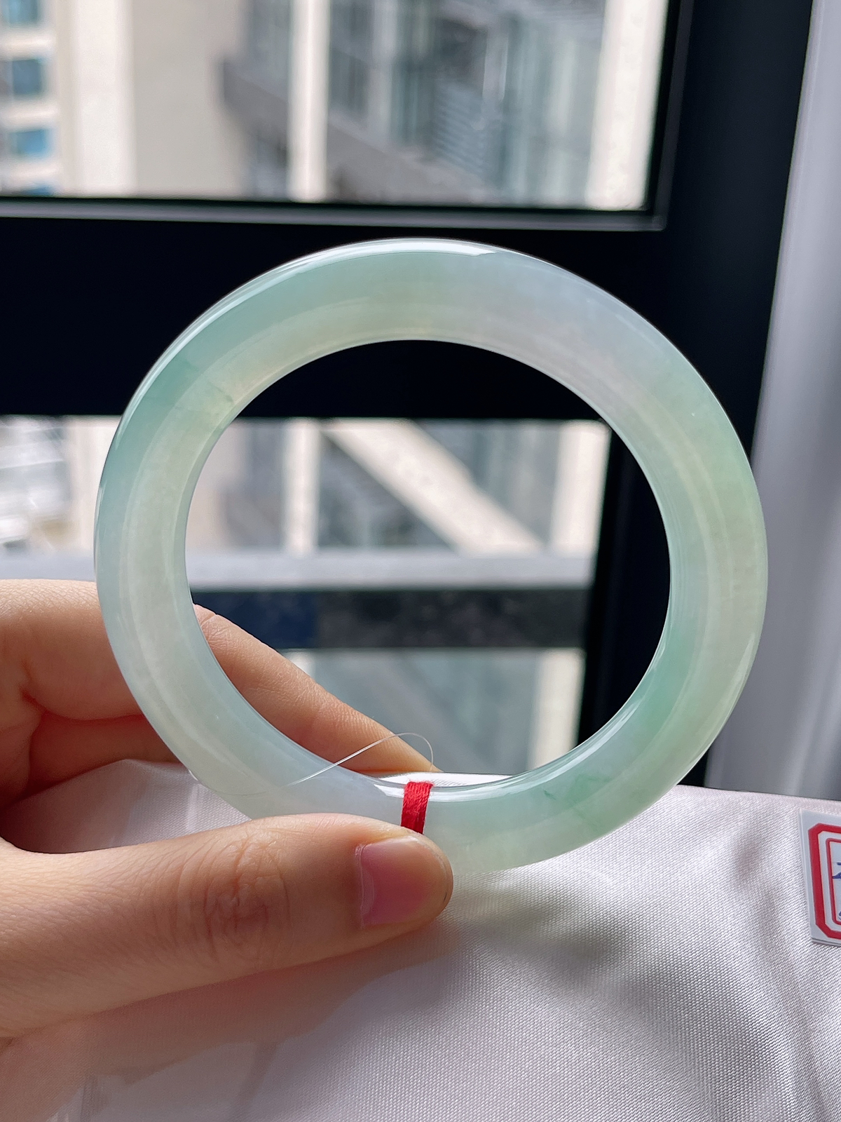 圆镯57.2圈口，翡翠冰糯种淡绿色手镯