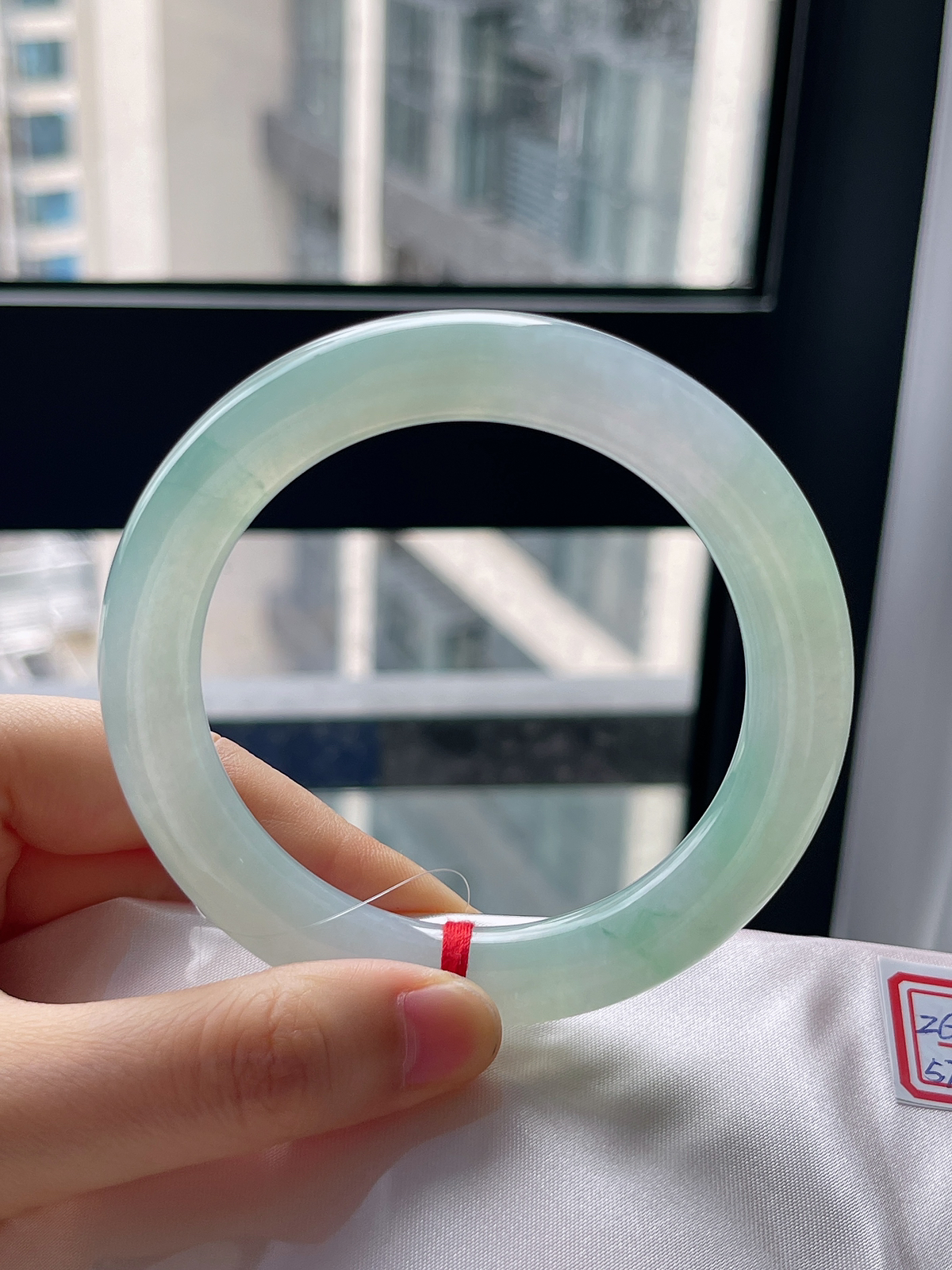 圆镯57.2圈口，翡翠冰糯种淡绿色手镯