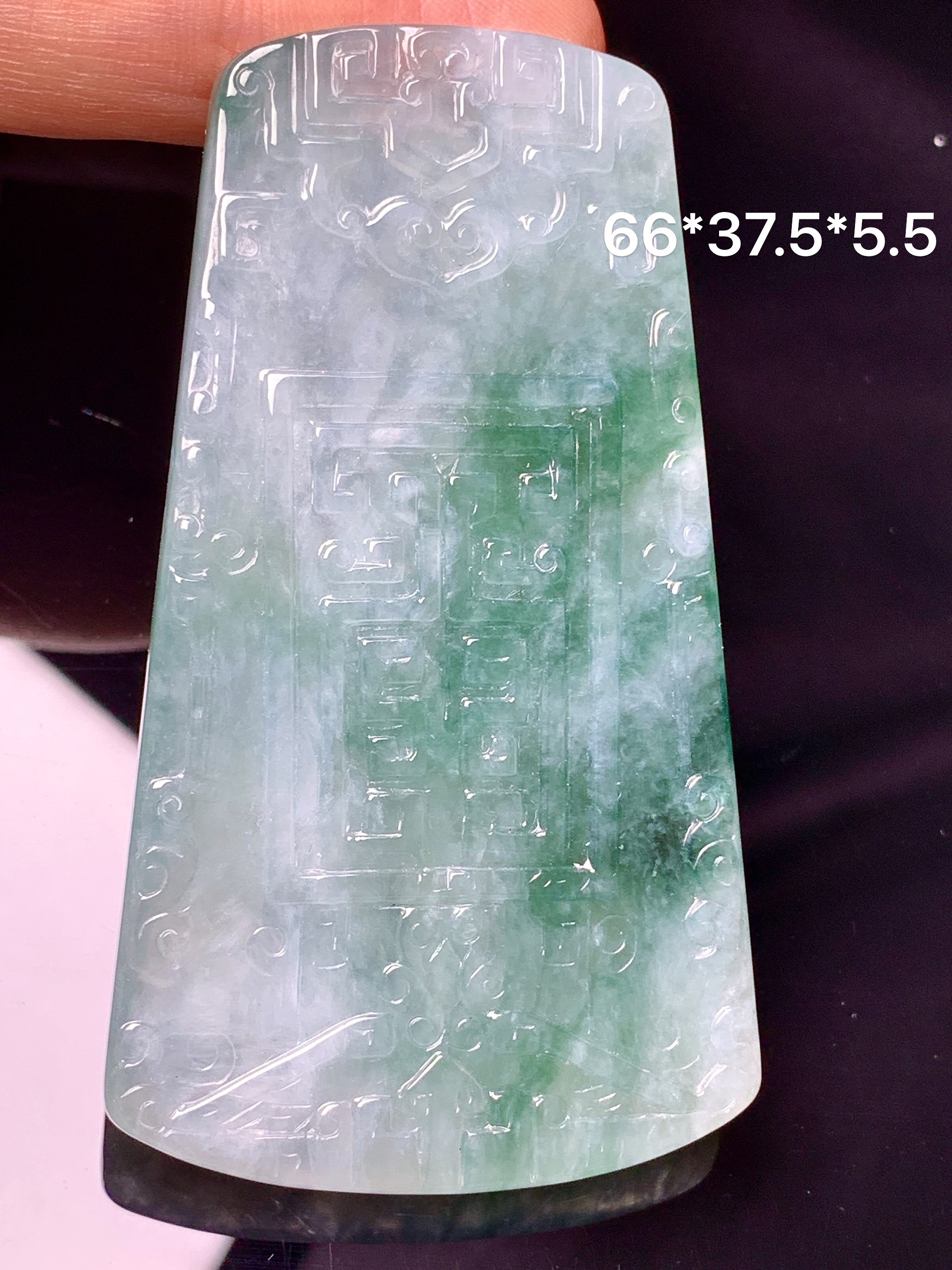 飘绿雕花牌吊坠 玉质细腻 色泽艳丽清新 水润亮眼 整体尺寸66*37.5*5.5d1