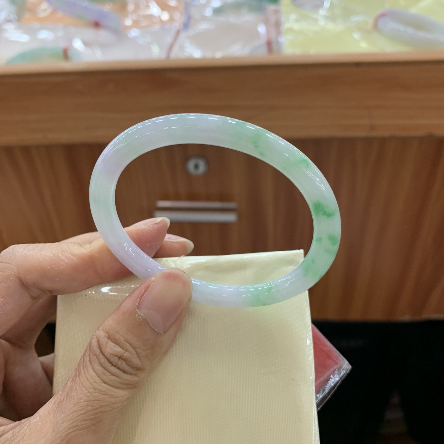 041302FN 飘绿贵妃翡翠手镯 54-45.8-6-6.6 无裂 飘绿