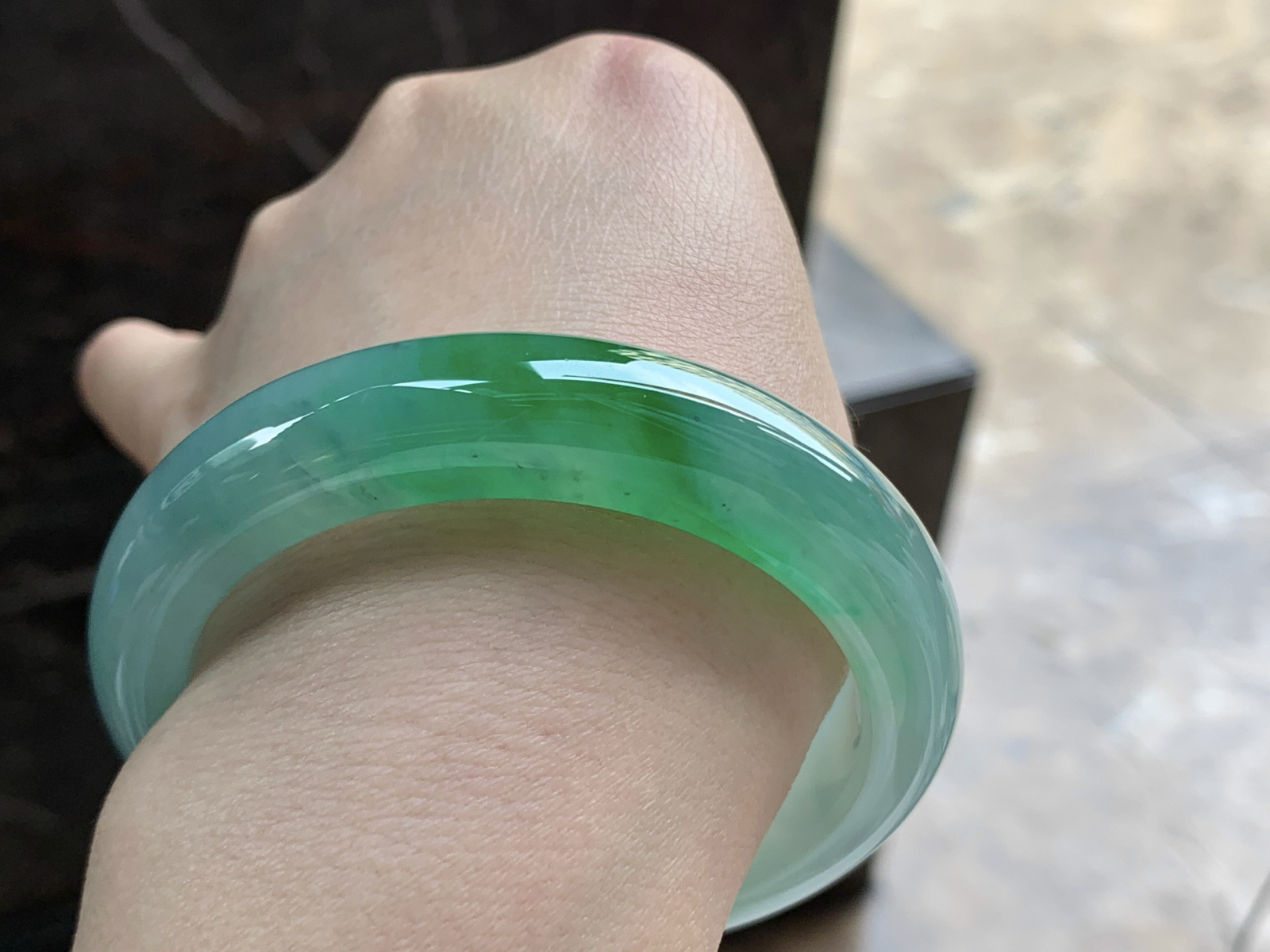 55.5-13.2-8.7

带色手镯^_^种水好 鲜艳