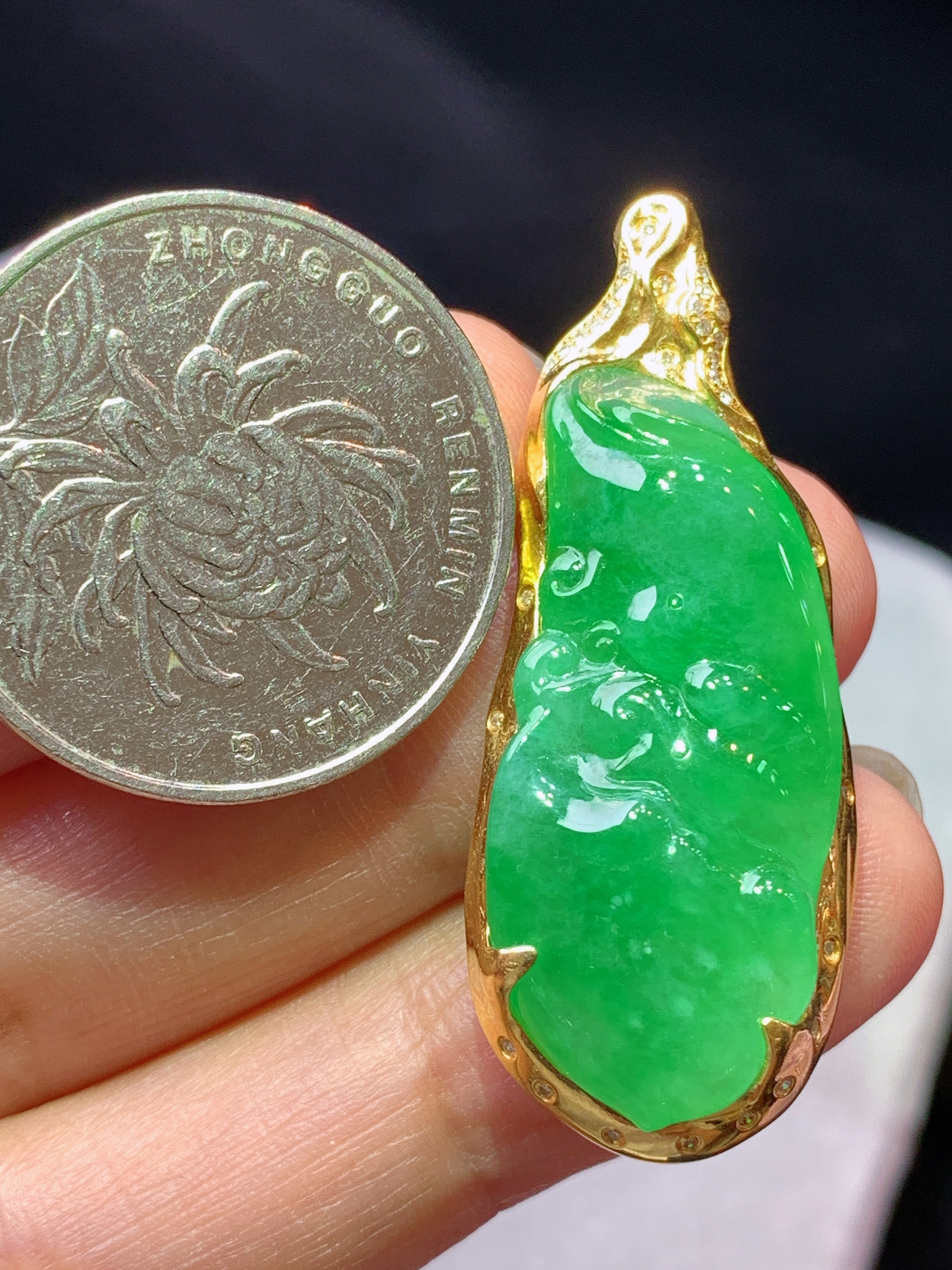 18k金钻镶嵌阳绿随形吊坠 玉质细腻 色泽艳丽清新 水润亮眼 整体尺寸41*16.5*7.5b5