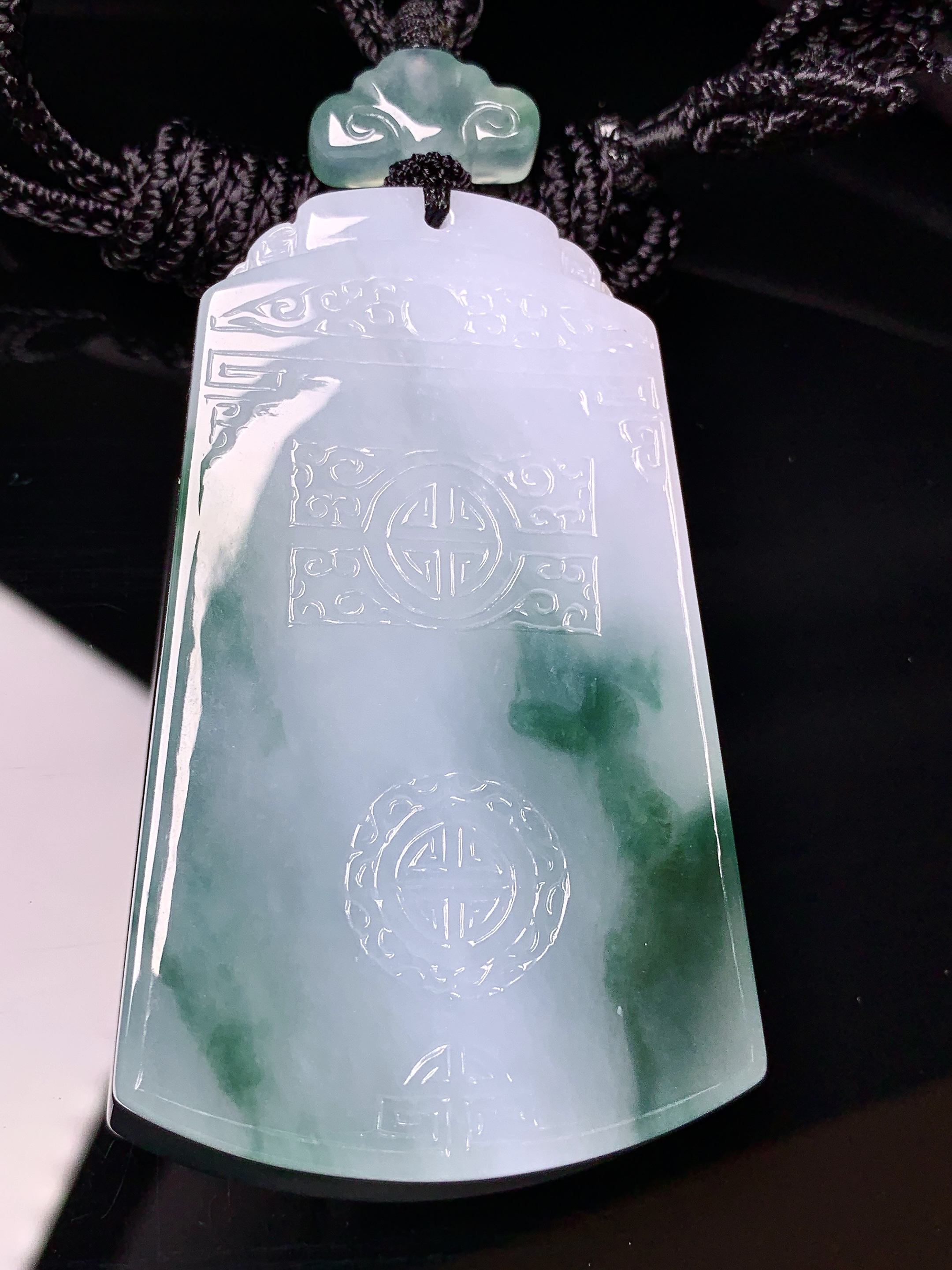 飘绿雕花牌吊坠 玉质细腻 色泽艳丽清新 水润亮眼 整体尺寸62.8*39*6L1