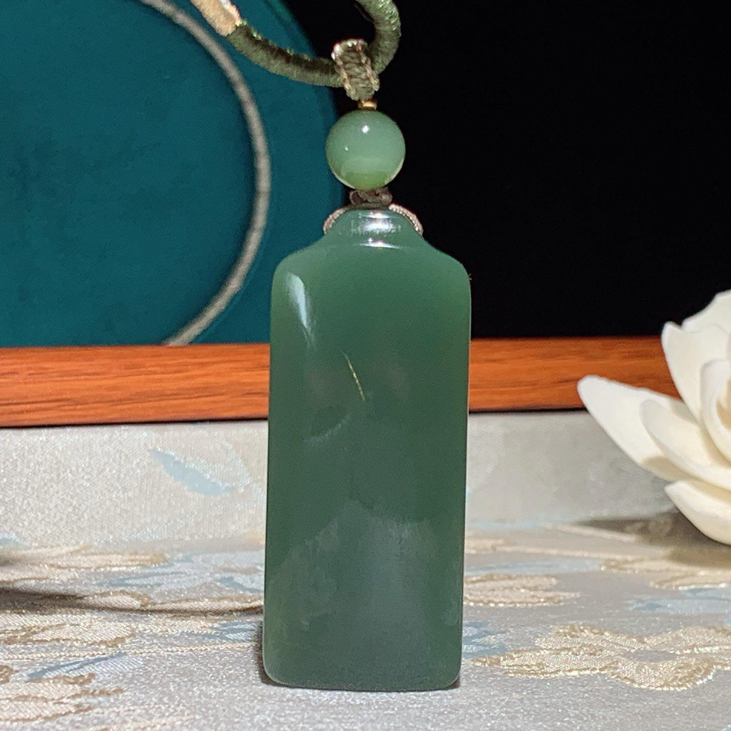 和田玉鸭蛋青俄罗斯碧玉平安无事牌挂件 尺寸47/20/15重33克。无裂无杂无结构 玉质细腻油润。手推出油品相大气。250109