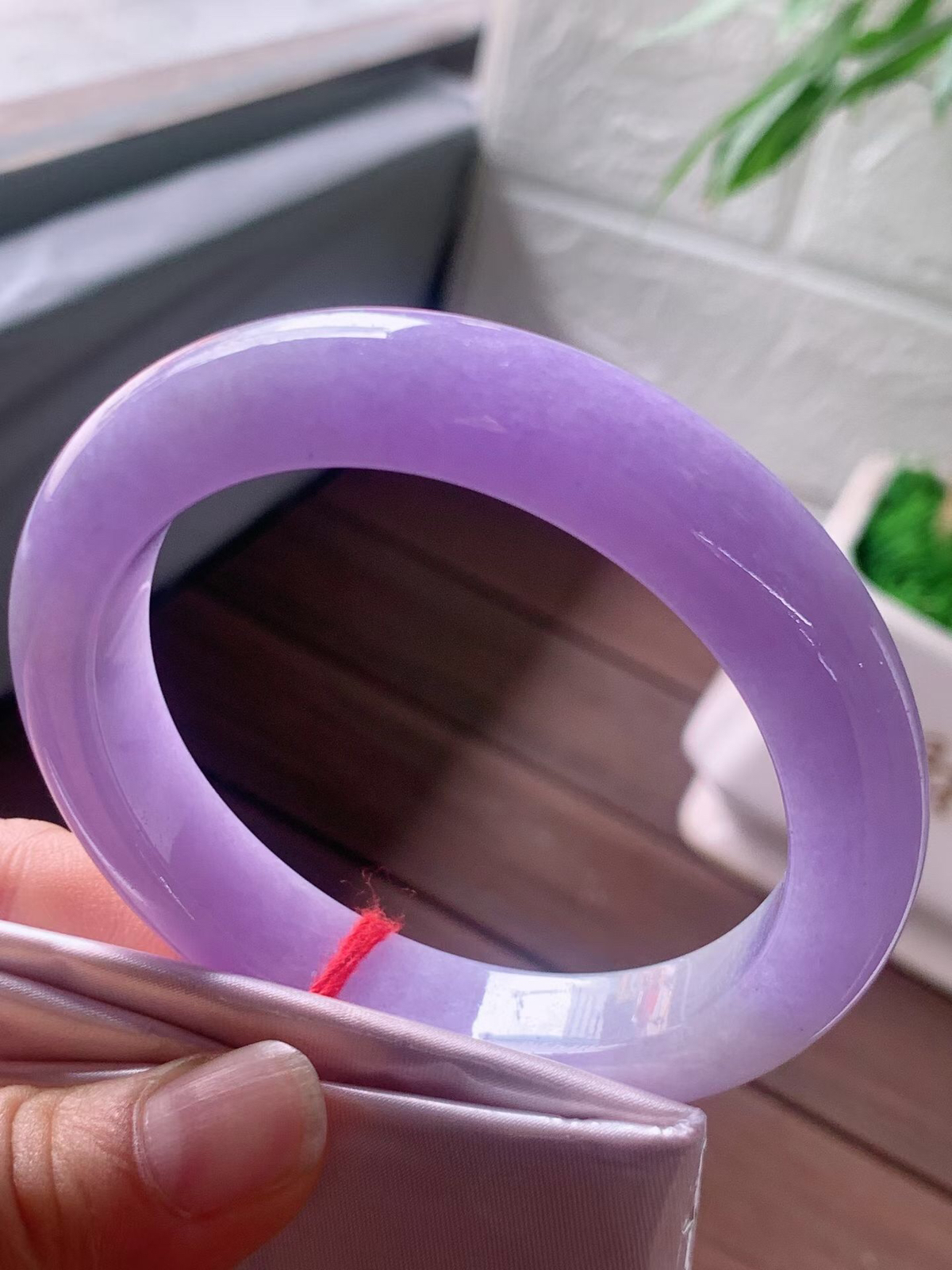 【翡翠名称】老坑种紫罗兰59.5大圈口手镯
【翡翠尺寸】59.5/12.7/9.7mm适合58.5-61正圈口佩戴
【翡翠描述】宝贝种老水足，玉质细腻，色泽靓丽，性价比高，佩戴效果好！
【其它赠送】权威证书/精美挂绳盒子/支持全国复检