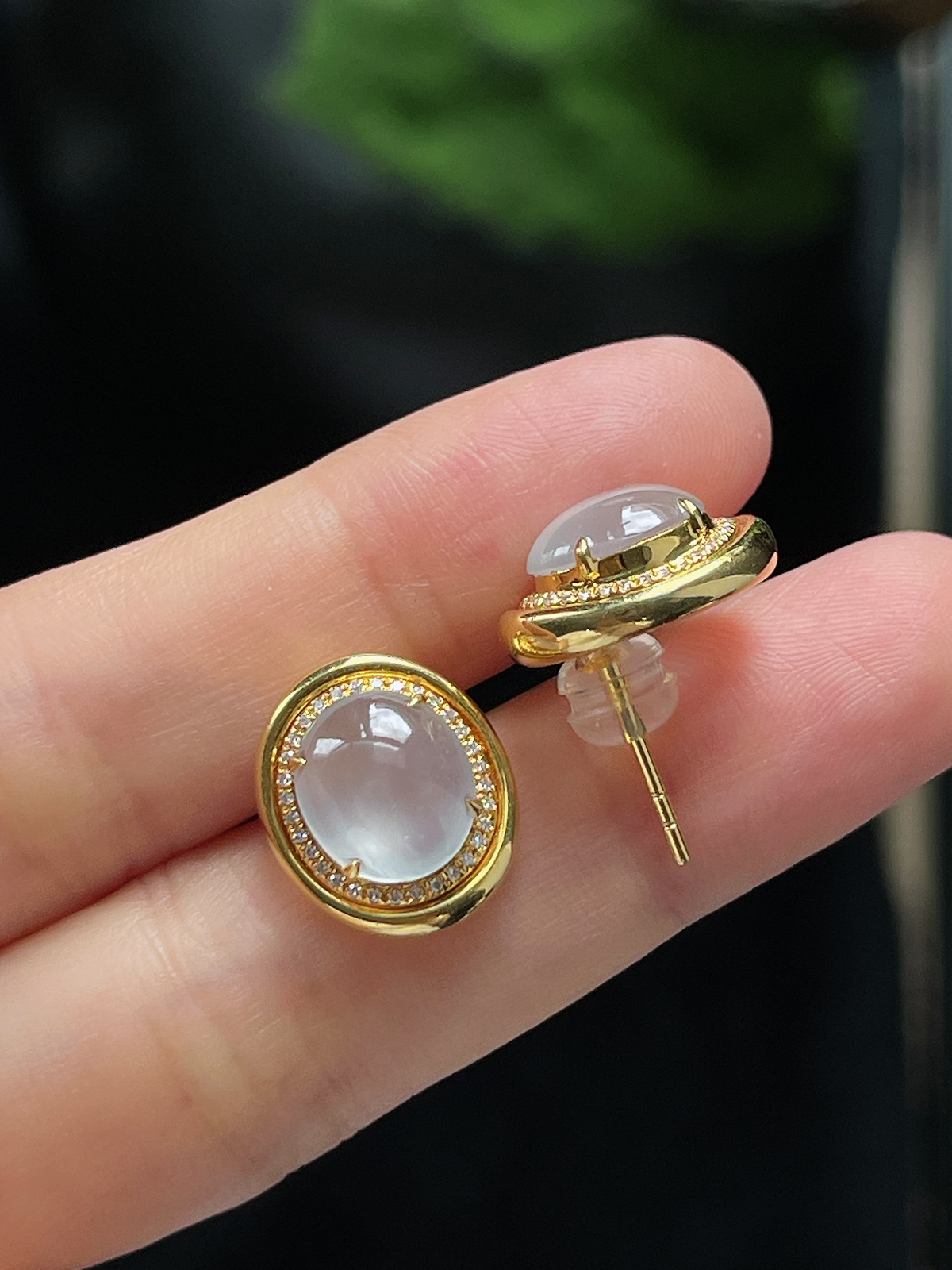 翡翠白冰耳钉，伴钻石