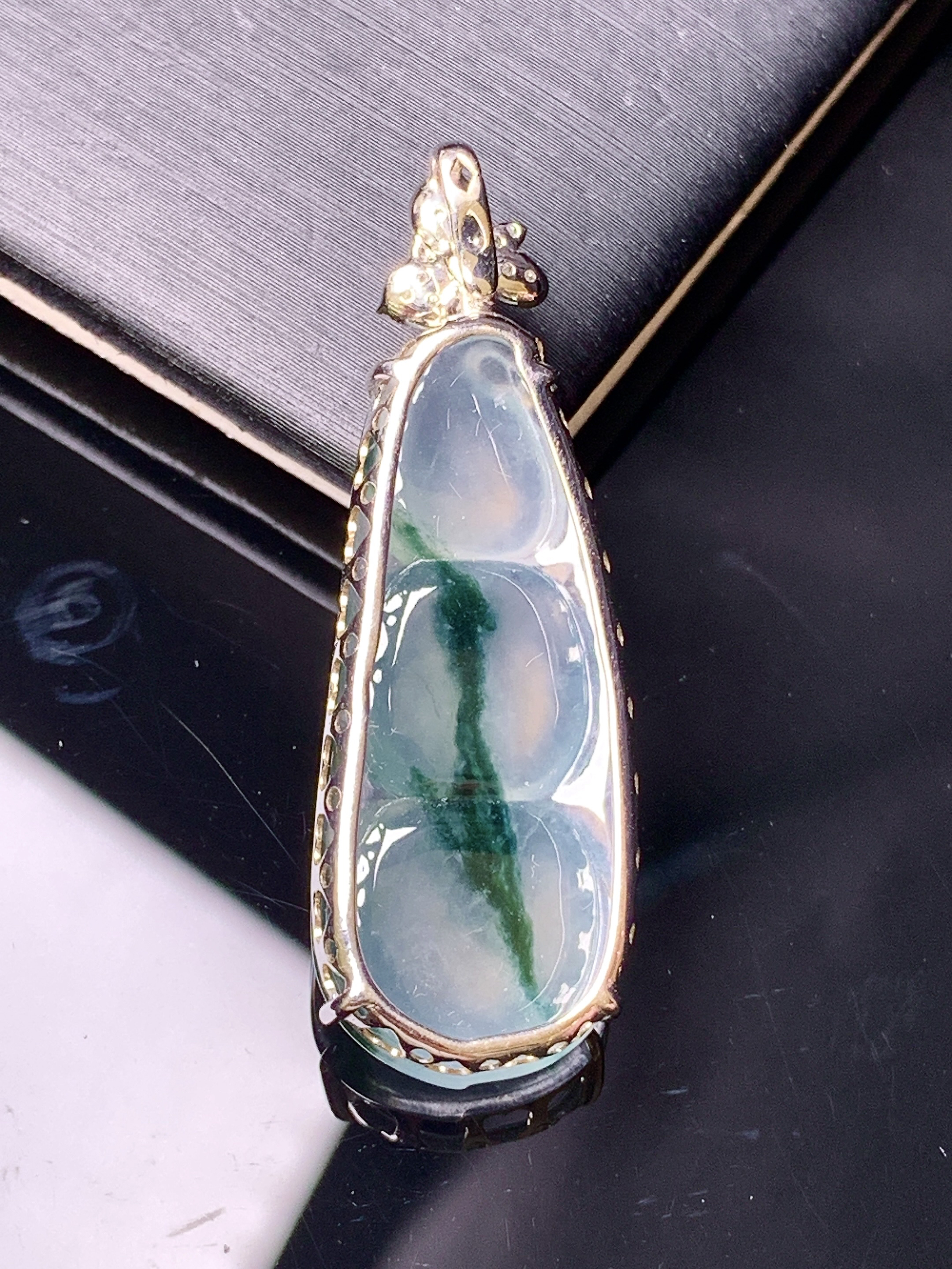 18k金钻镶嵌飘绿四季豆吊坠 玉质细腻 色泽艳丽清新 水润亮眼 整体尺寸38*12.8*6.6yz