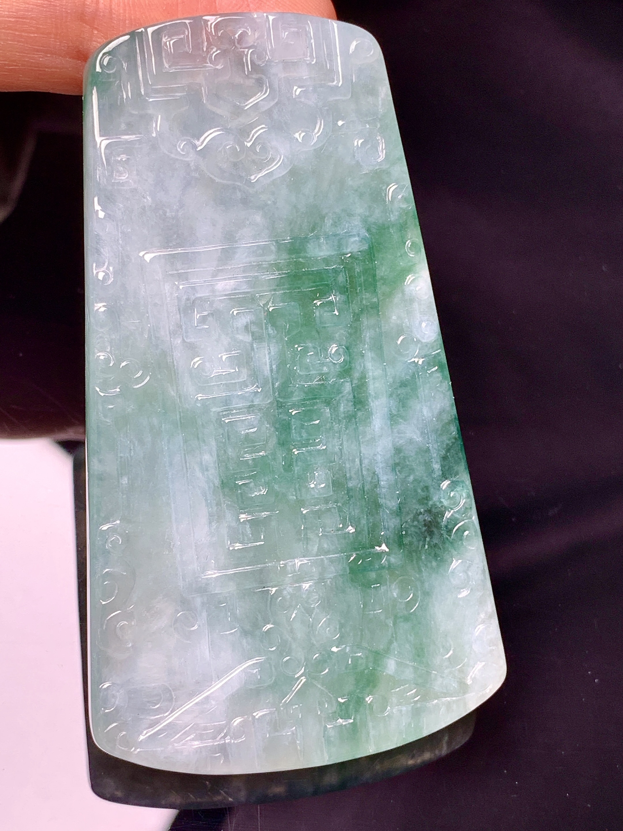 飘绿雕花牌吊坠 玉质细腻 色泽艳丽清新 水润亮眼 整体尺寸66*37.5*5.5d1