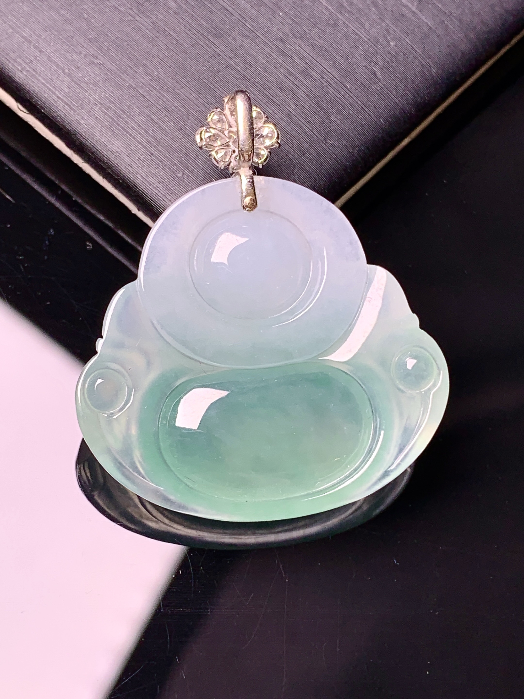 18k金钻镶嵌飘绿佛公吊坠 玉质细腻 色泽艳丽清新 水润亮眼 整体尺寸34.2*29.5*5.3h3