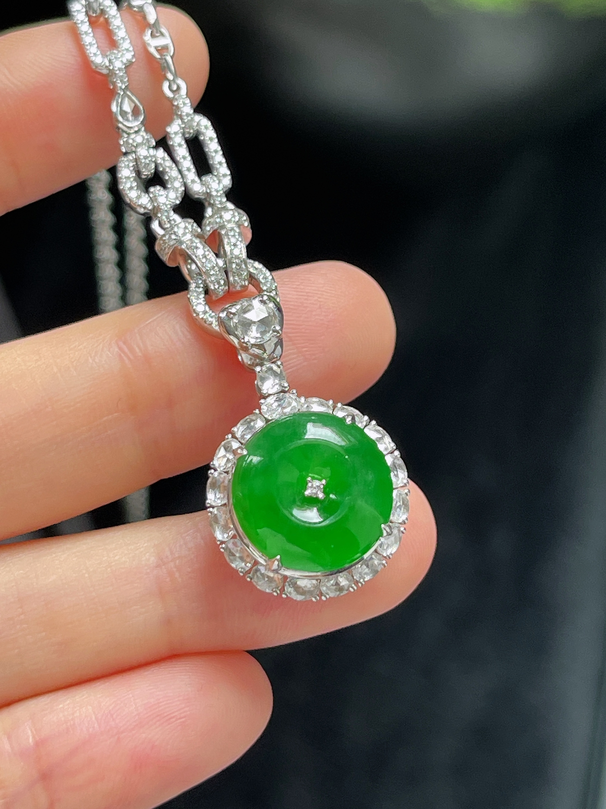 翡翠冰阳绿项链，印记：Au750,伴钻石