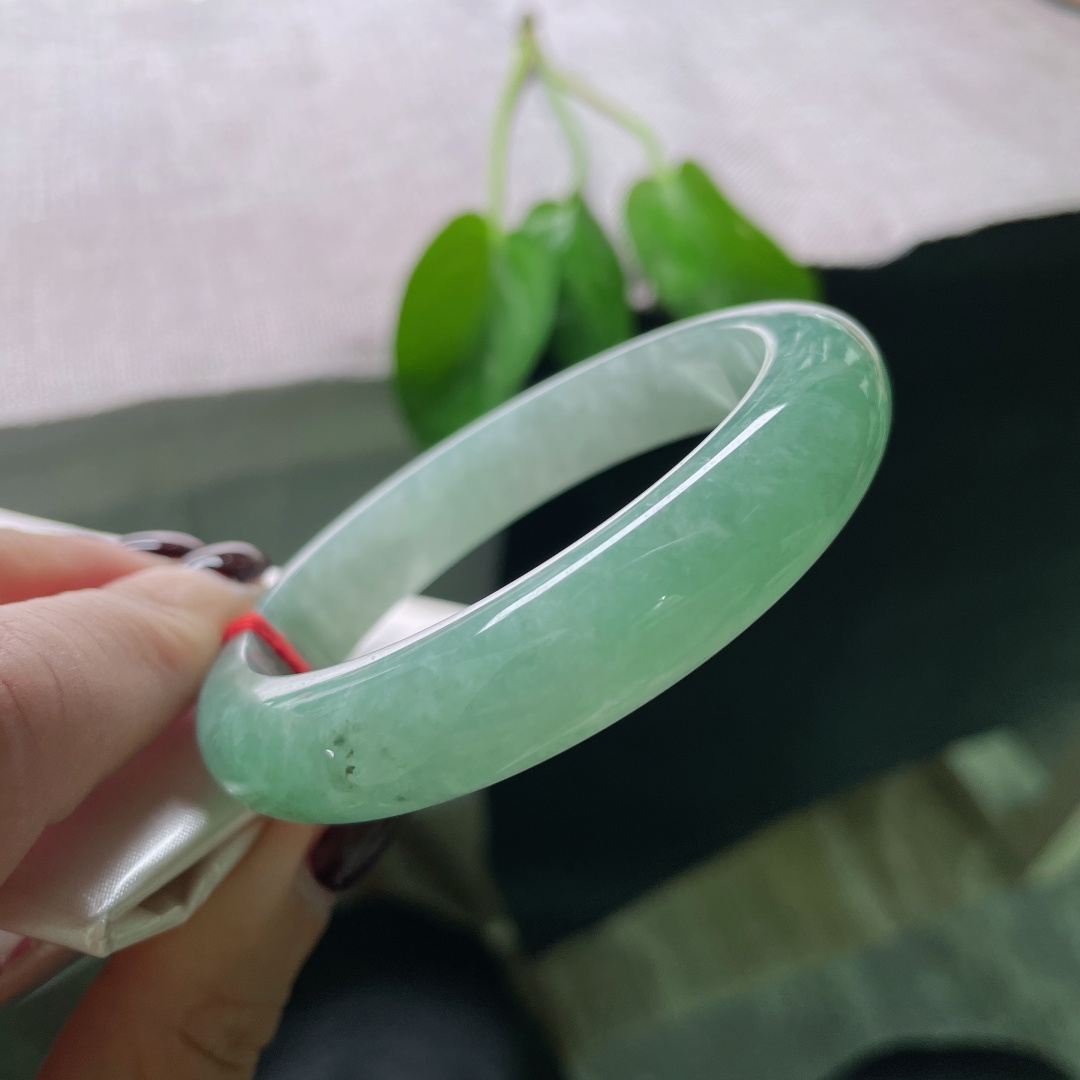 56/12.1/8.3绿色正圈，像雾气一样，边界模糊，慢慢化开，给人一种朦胧美。无裂，ss48768a