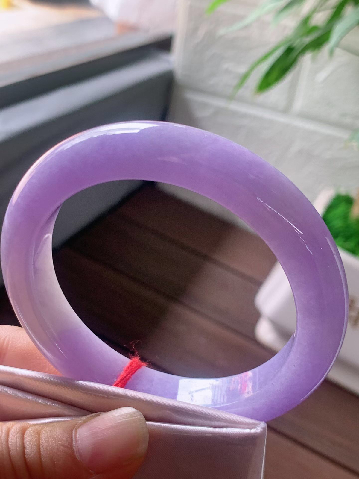 【翡翠名称】老坑种紫罗兰59.5大圈口手镯
【翡翠尺寸】59.5/12.7/9.7mm适合58.5-61正圈口佩戴
【翡翠描述】宝贝种老水足，玉质细腻，色泽靓丽，性价比高，佩戴效果好！
【其它赠送】权威证书/精美挂绳盒子/支持全国复检