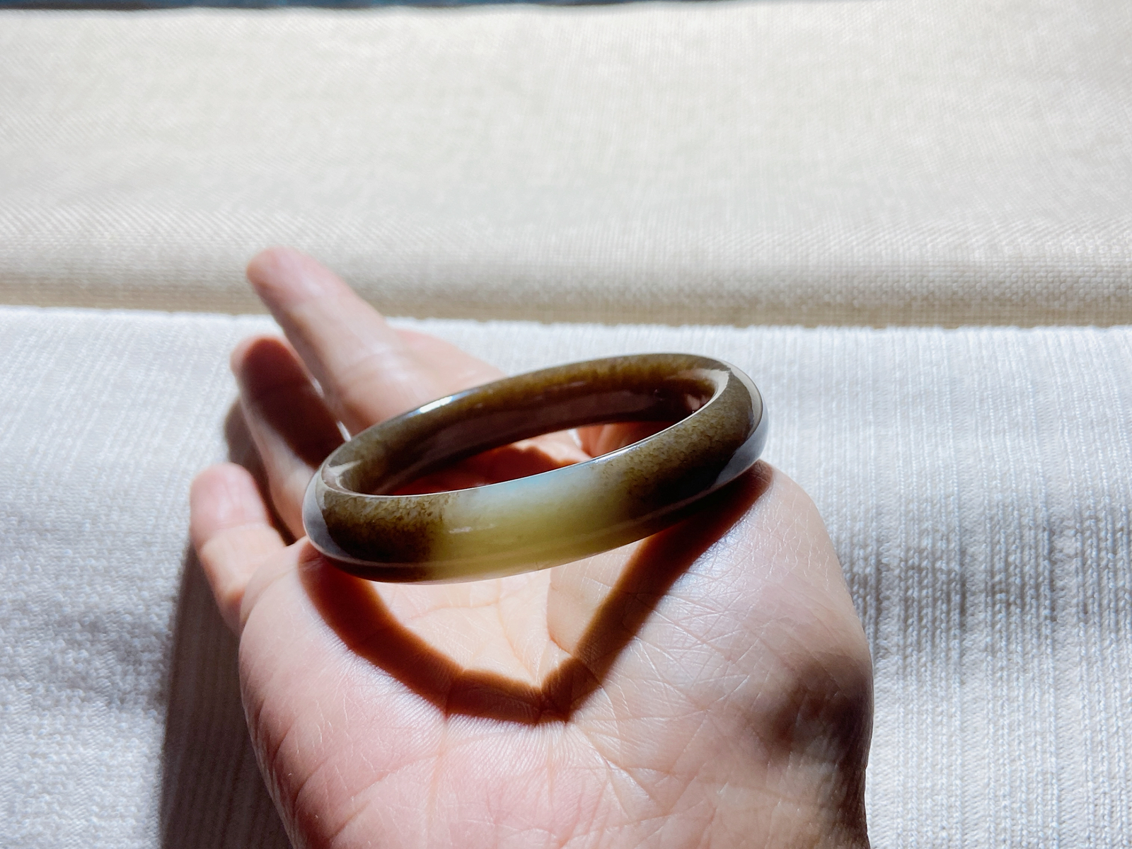 新疆且末糖52手镯和田玉52圈口宽11.5厚8重37.6克 无裂无杂 高品质，萦绕腕间时，古韵不失时