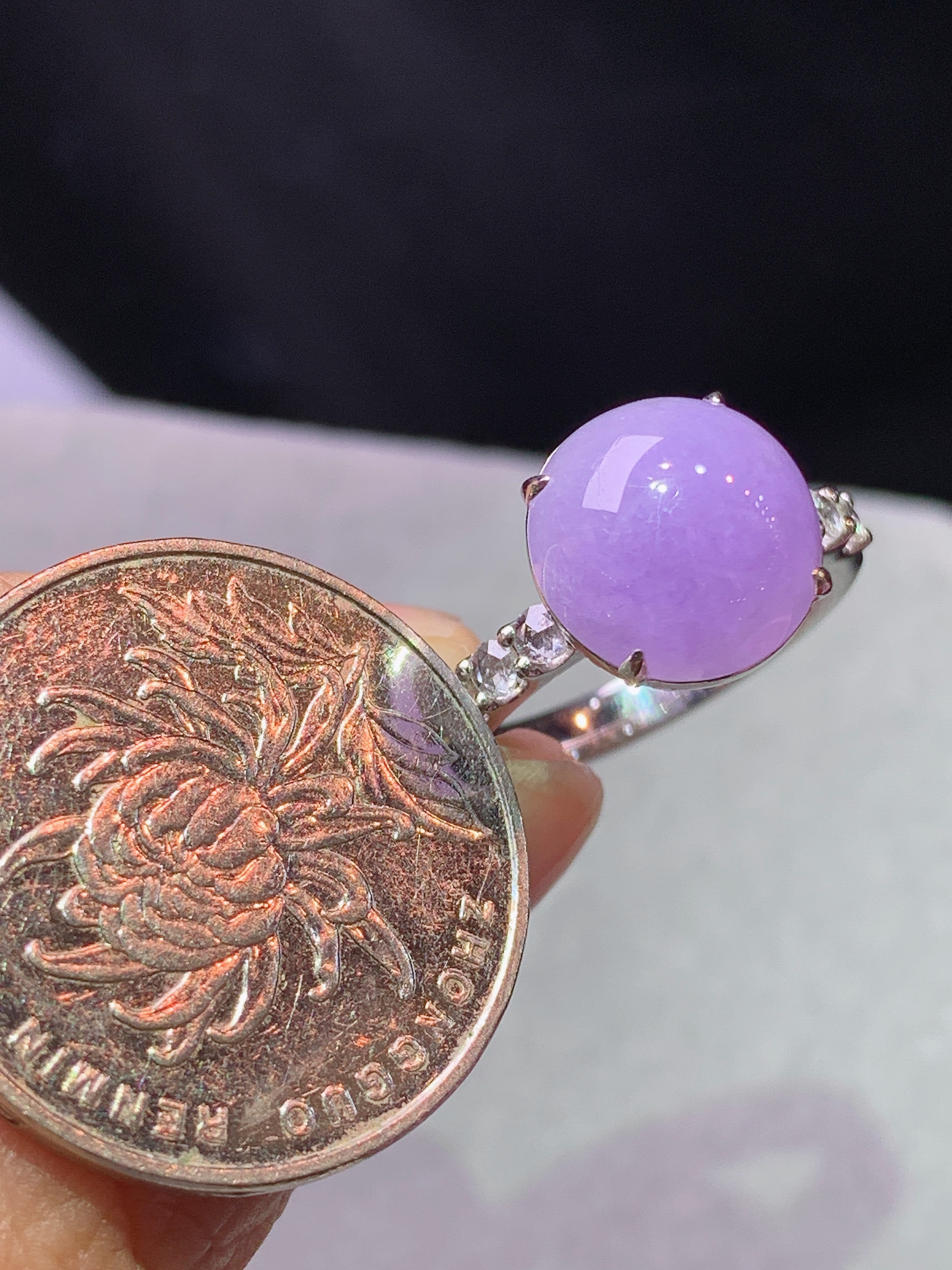 18k金钻镶嵌紫罗兰圆珠戒指 玉质细腻 色泽艳丽清新 水润亮眼 圈口14 整体尺寸11.6*11*9.2b5