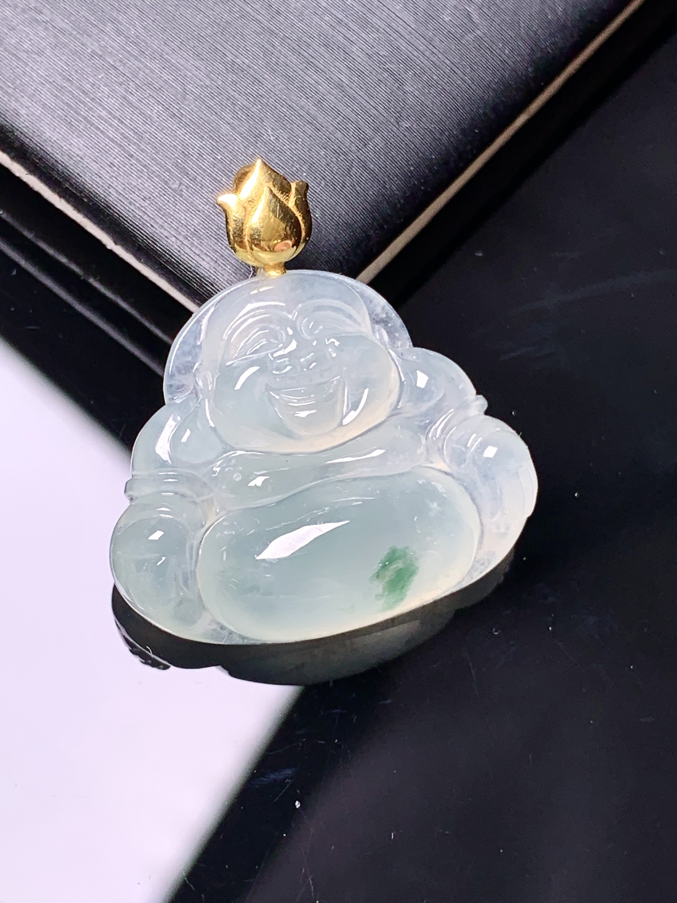 18k金镶嵌冰种飘绿佛公吊坠 玉质细腻 色泽艳丽清新 水润亮眼 整体尺寸24.8*23*6.8m1