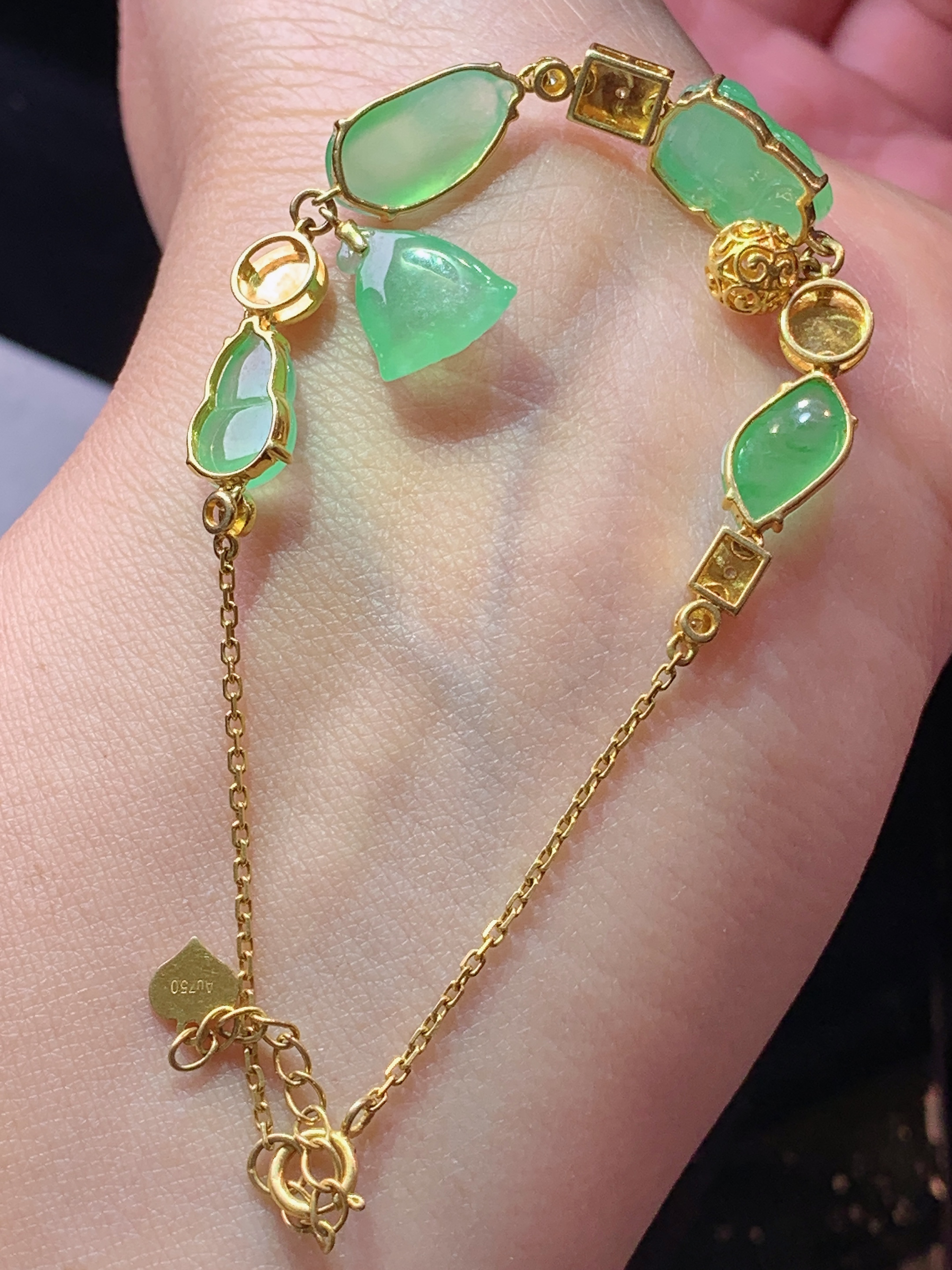 18k金钻镶嵌晴绿多宝手链 玉质细腻 色泽艳丽清新 水润亮眼 整体尺寸160*7.7*5.5b5