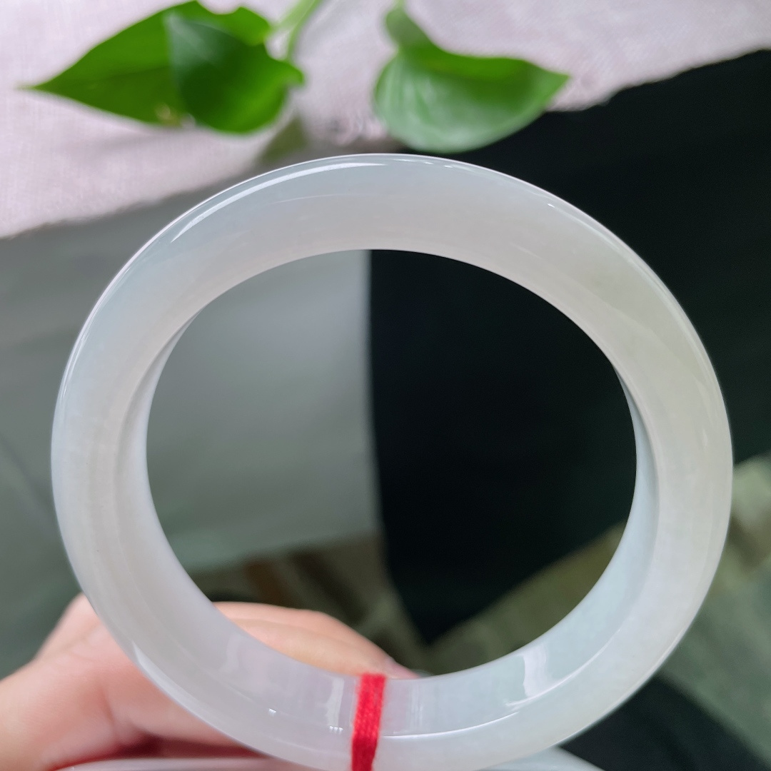 58/12.2/8.5白冰正圈，种老，浅绿柔光，温润如水，一眼便心动，无裂，ss49748a