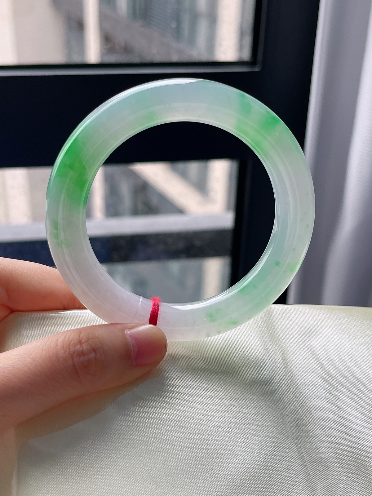 圆镯54.7圈口，翡翠冰糯种飘绿手镯