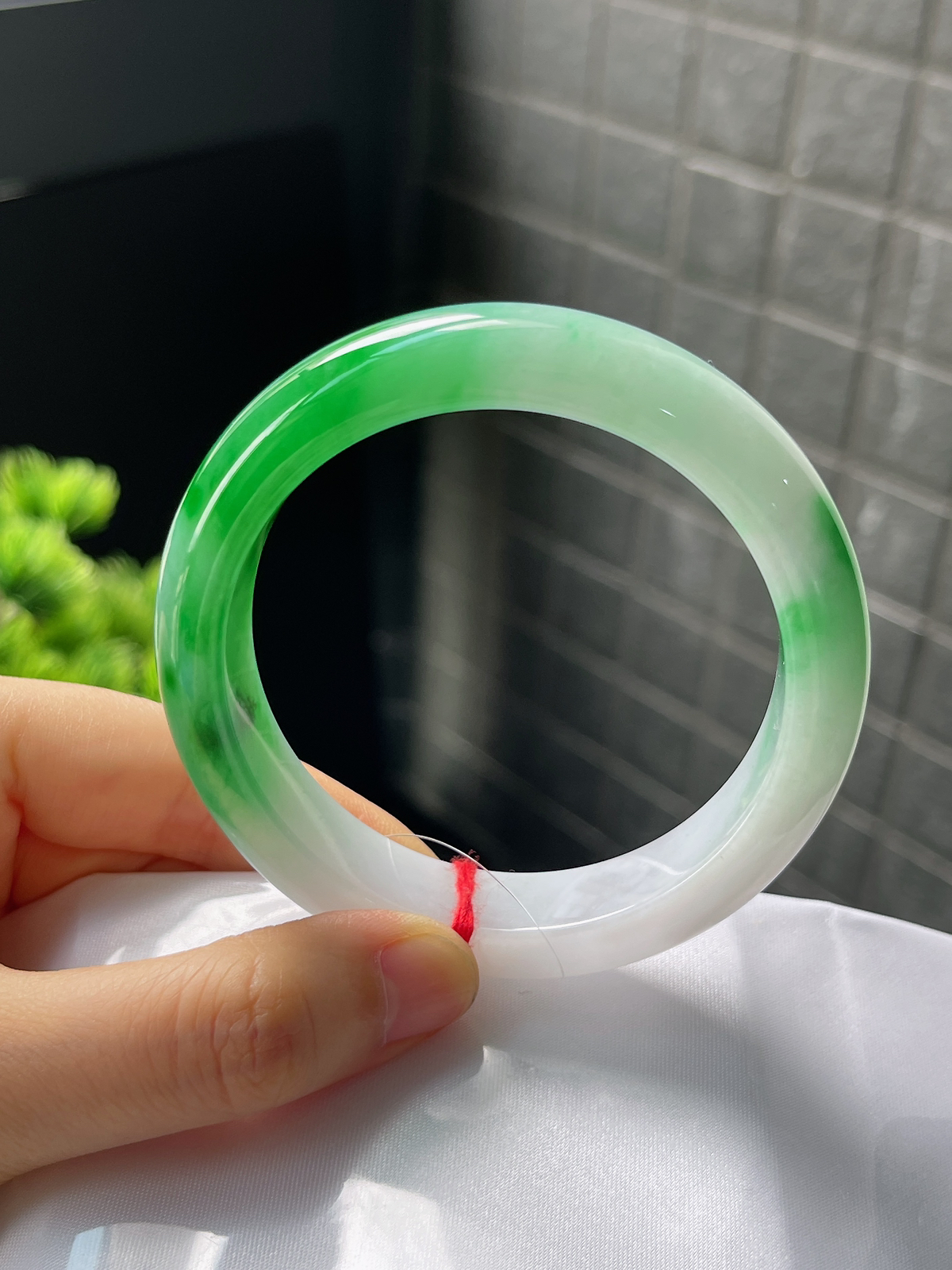 正圈55.7圈口，翡翠冰糯种飘绿手镯