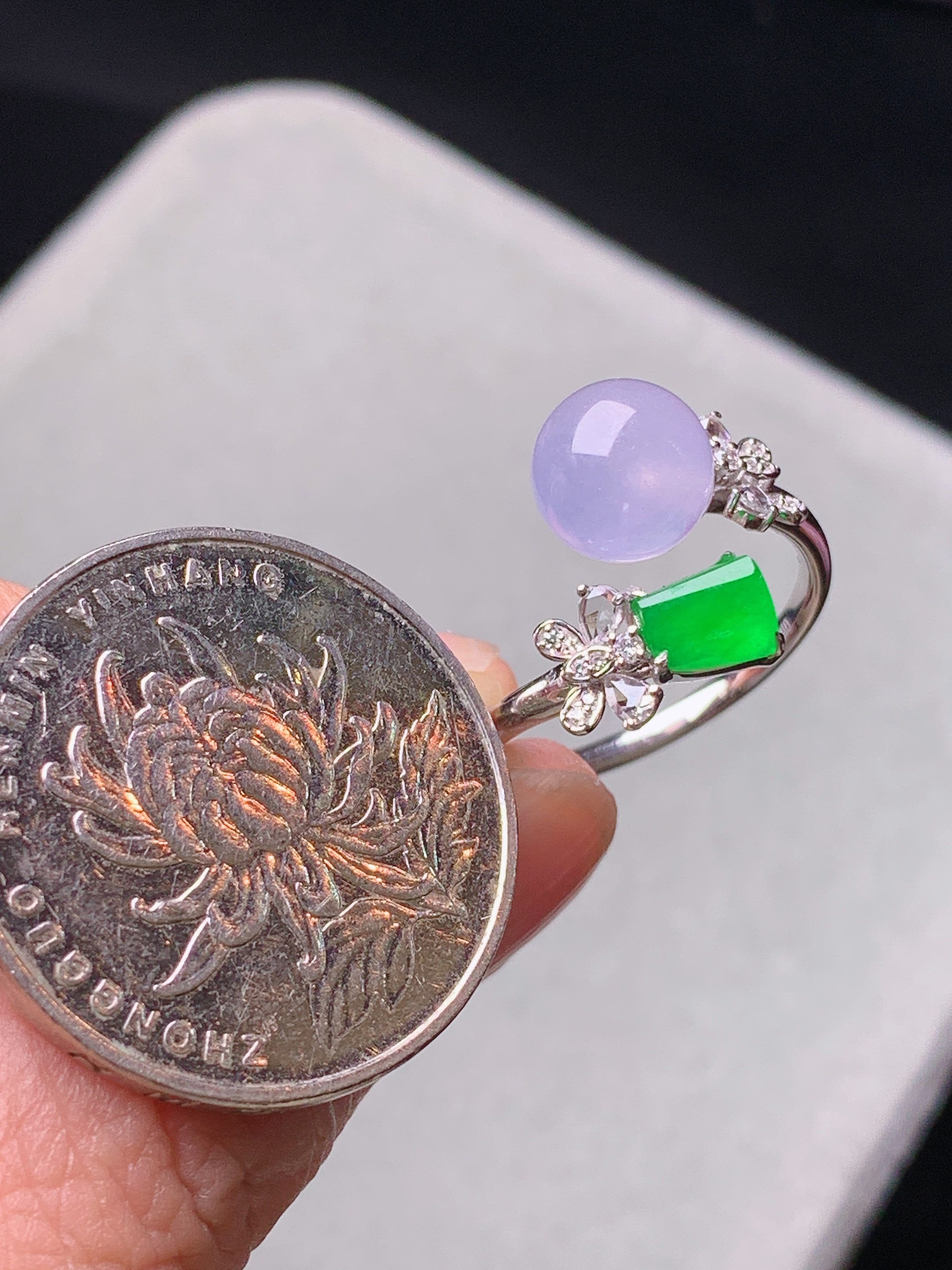 18k金钻镶嵌浅紫罗兰圆珠戒指 玉质细腻 色泽艳丽清新 水润亮眼 圈口15 整体尺寸7.8b5