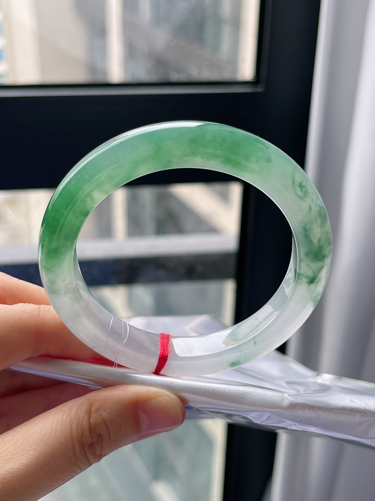 正圈55.6圈口，翡翠冰糯种飘绿手镯