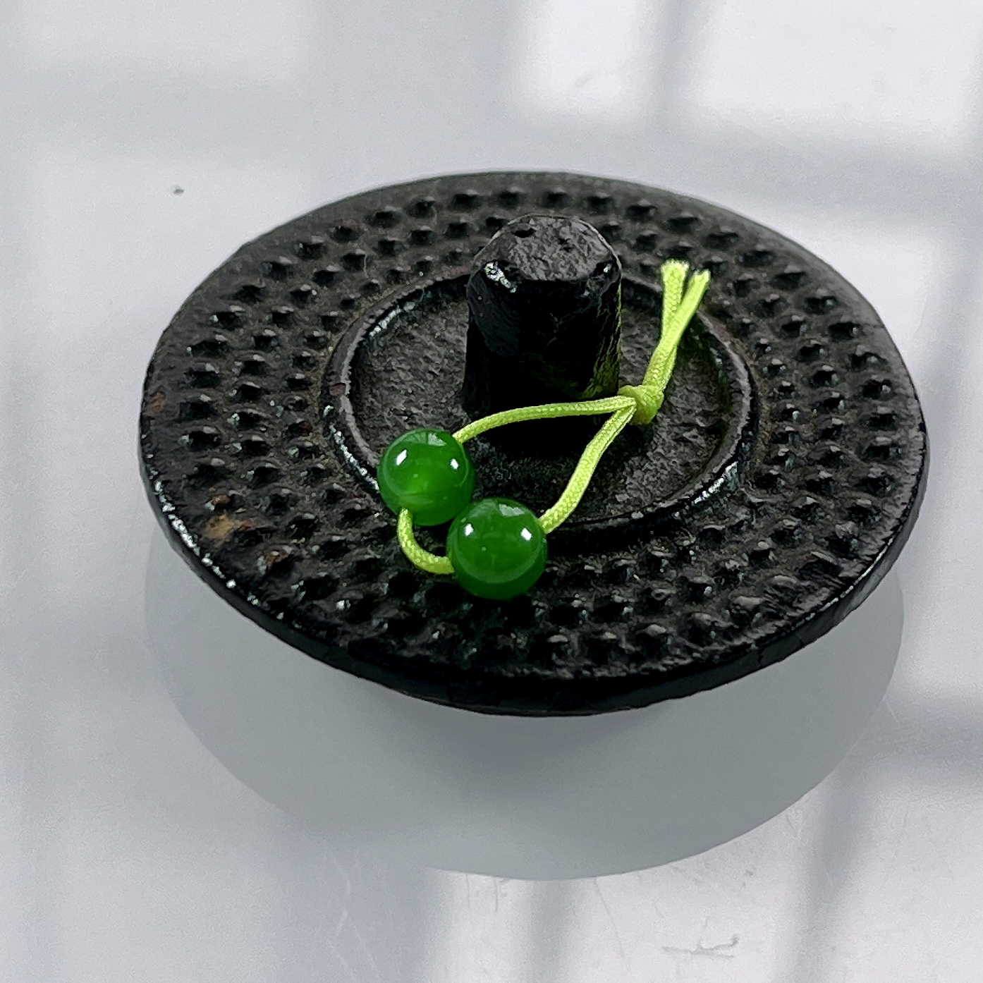 收藏级别，缅甸天然翡翠A货，卡4.6冰种满绿帝王绿圆珠单珠一对，尺寸：4.6mm/2颗，重量：0.34g（含线）