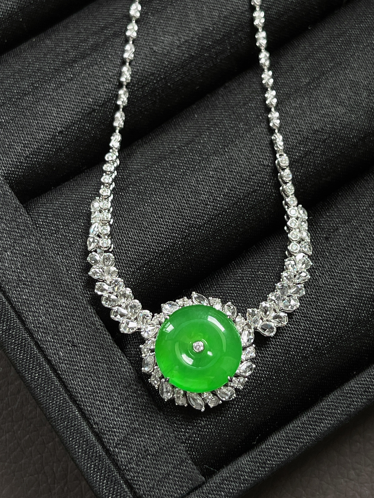 翡翠冰阳绿项链，印记：Au750,伴钻石