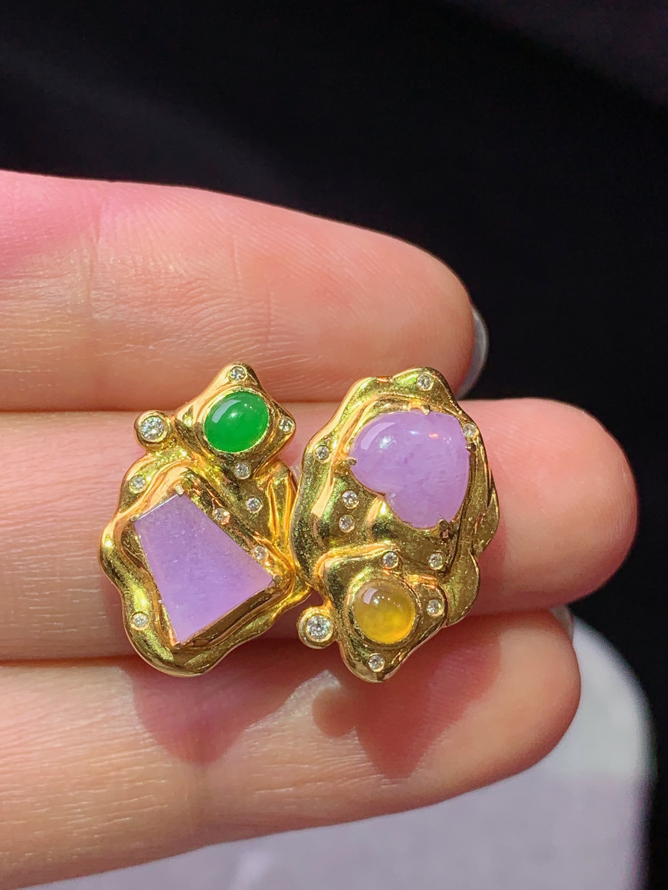 18k金钻镶嵌紫罗兰心形耳钉 玉质细腻 色泽艳丽清新 水润亮眼 整体尺寸17.8*12.2*3.3b5