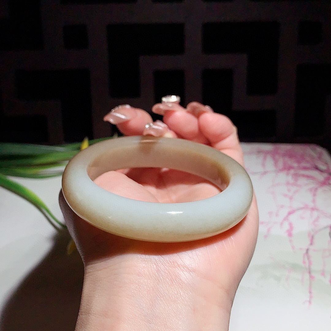 和田玉55.5圈且末糖手镯！玉质细腻油润 底色纯净 无裂无杂 脂粉好，品质高。