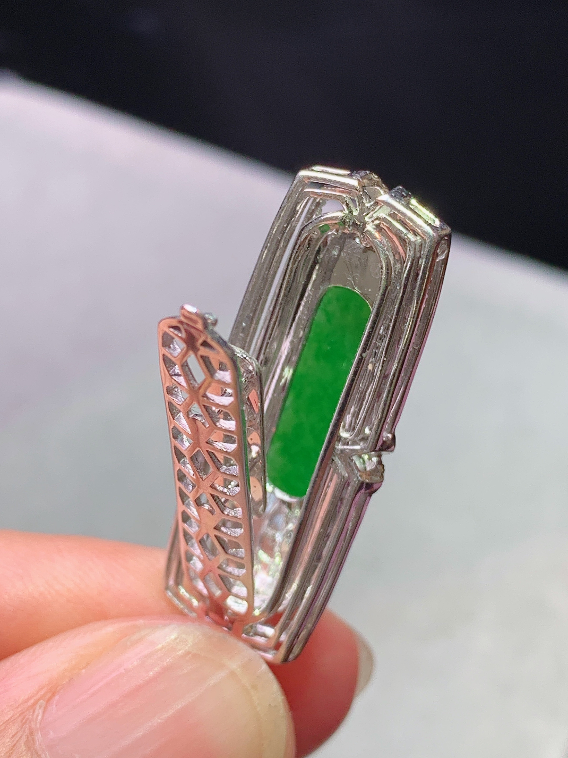 18k金钻镶嵌满绿无事牌吊坠 玉质细腻 色泽艳丽清新 水润亮眼 整体尺寸34.8*11.8*6.8b7