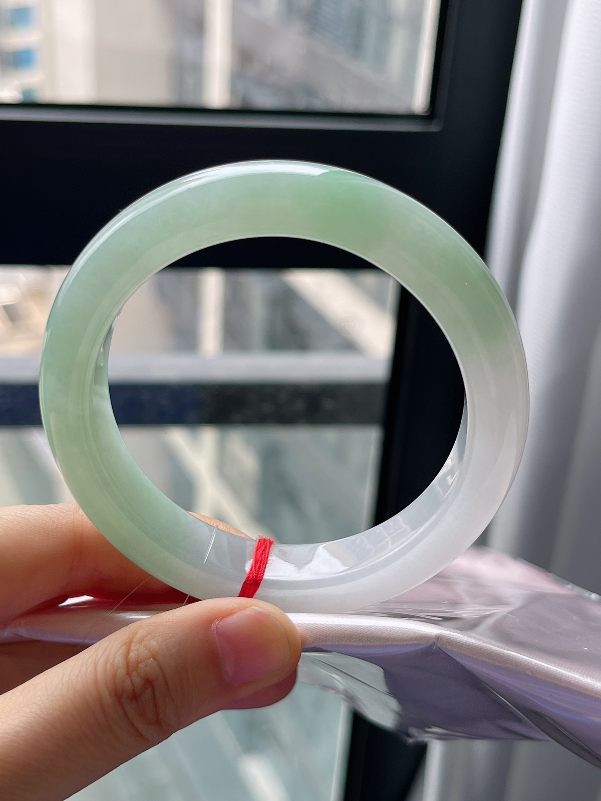 正圈57圈口，翡翠冰糯种淡绿色手镯