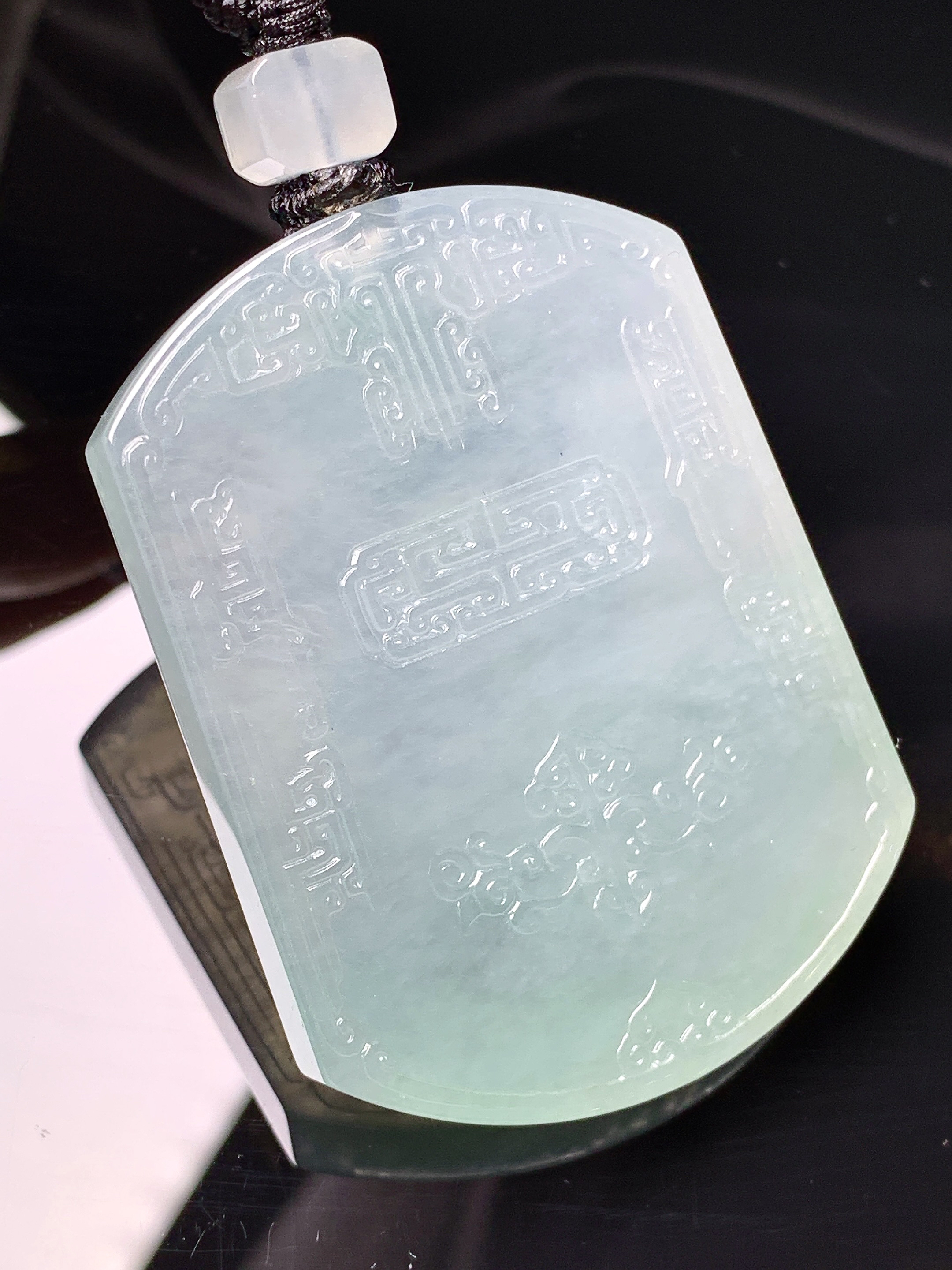 冰种飘绿雕花牌吊坠 玉质细腻 色泽艳丽清新 水润亮眼 整体尺寸50.8*38*5.8L1