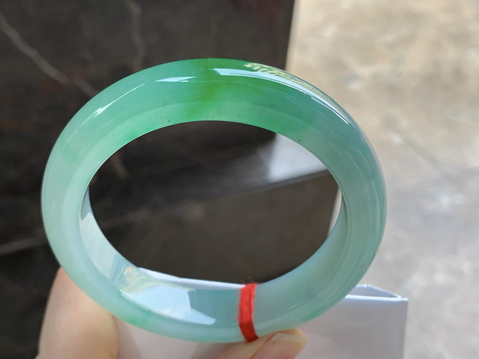 55.5-13.2-8.7

带色手镯^_^种水好 鲜艳