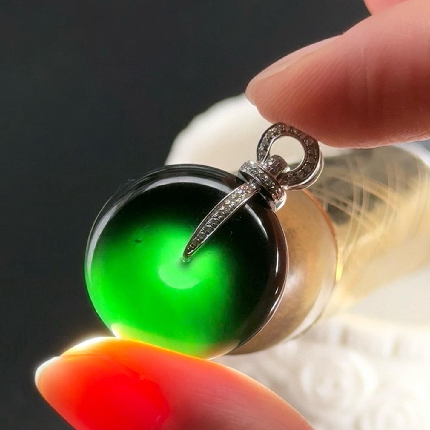 精品18k墨翠平安扣吊坠 种好色正 黑度极好 打灯通透 油性十足 尺寸30.2