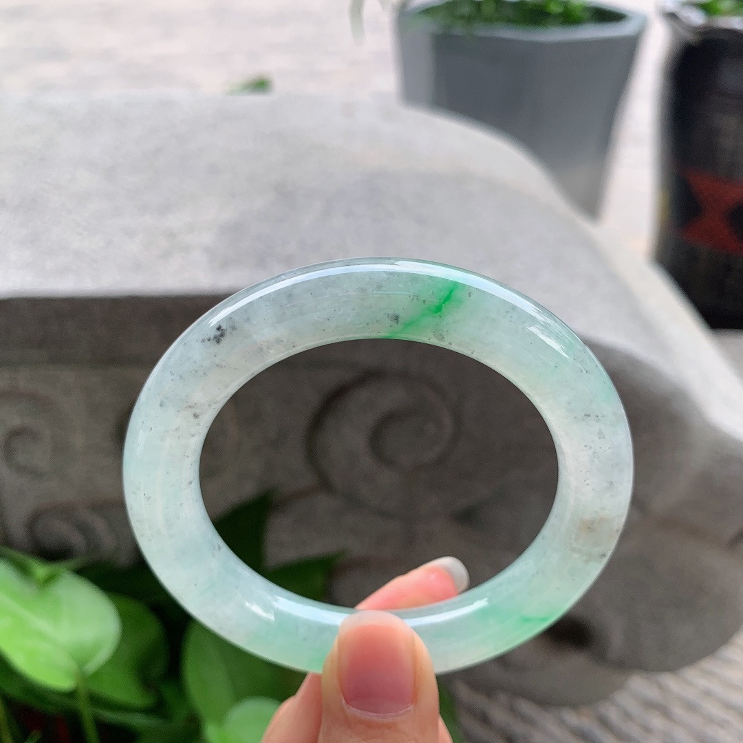 圈口 55.8-10.8【冰乌鸡飘绿圆条手镯】圆条55 56可戴