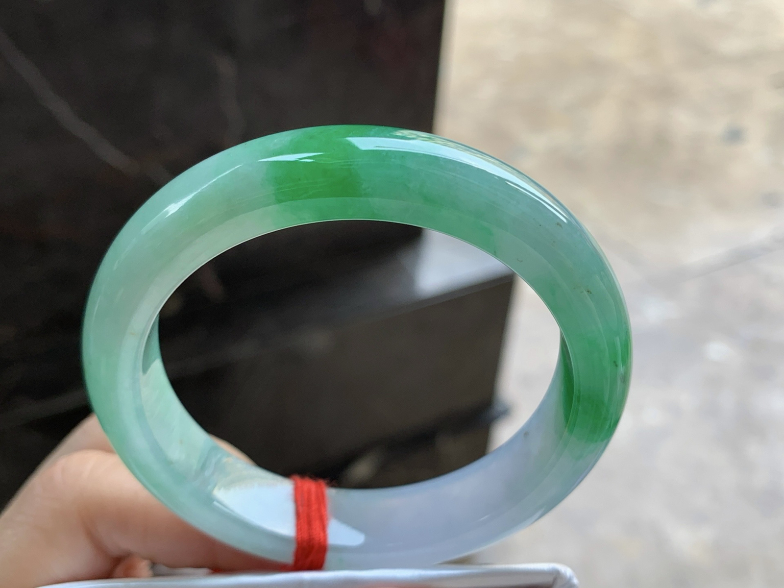 53.5-12.1-8.2

带色手镯^_^颜色鲜艳 浓郁