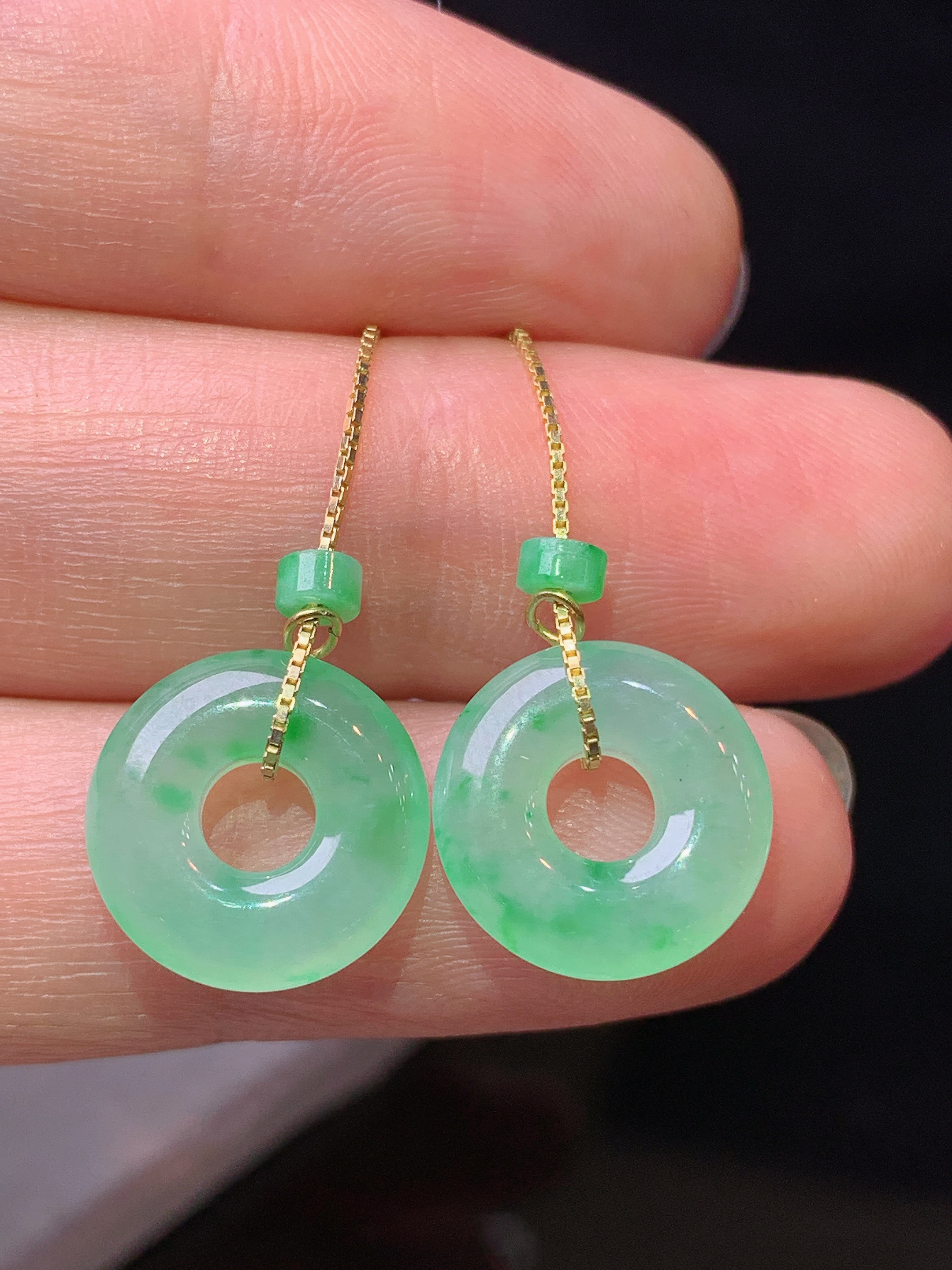 925银镶嵌飘绿平安环耳坠 玉质细腻 色泽艳丽清新 水润亮眼 整体尺寸12.2*3.3m1