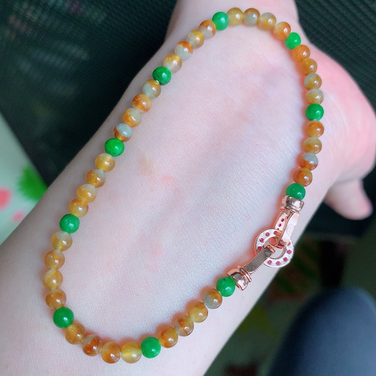 自然光实拍，特色冰黄加绿翡翠手链，翠色灵动，佩戴效果时尚出众，尽显气质，玉质细腻，美感十足。#001.1取一尺寸3.8mm