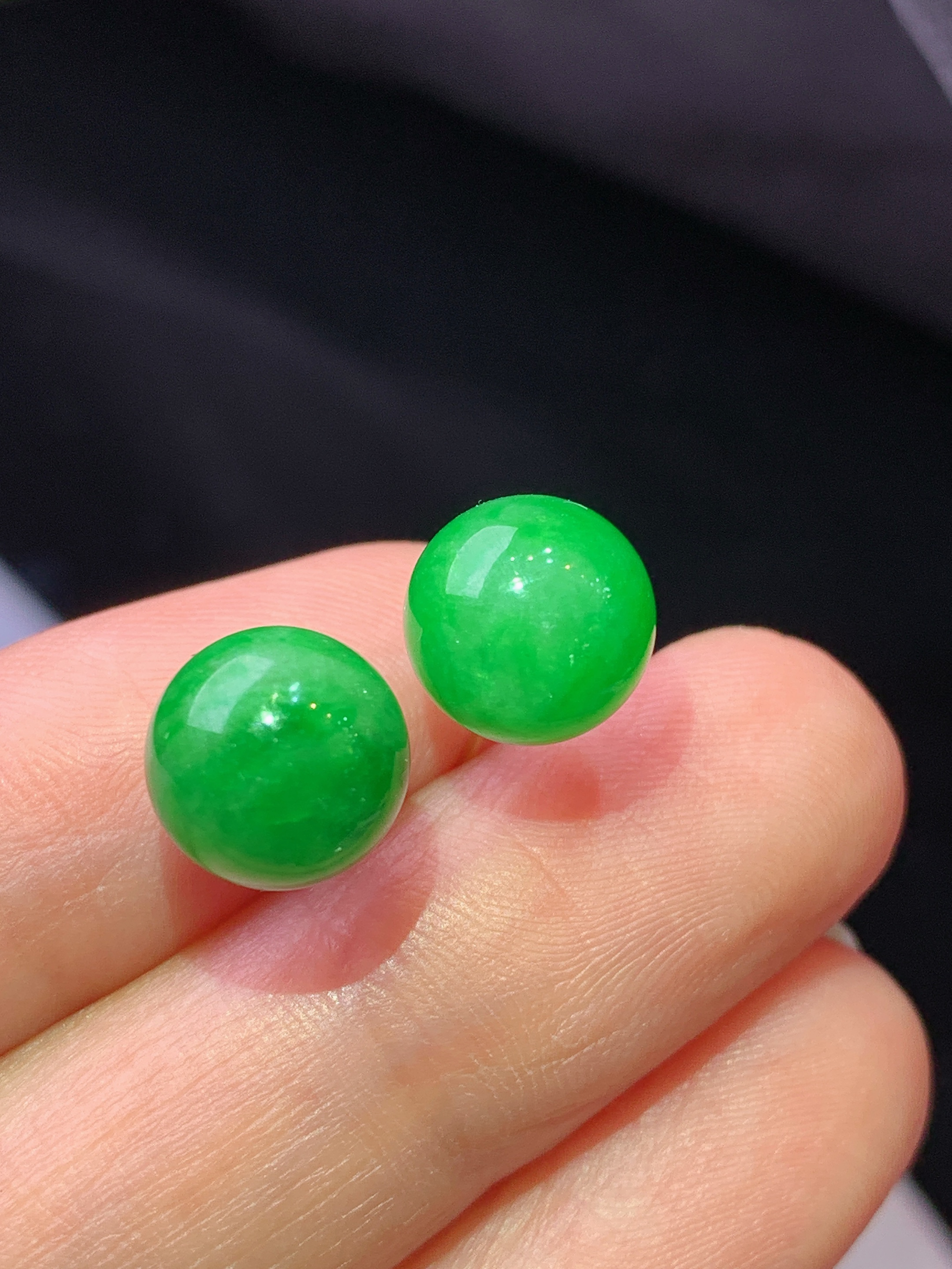 18k金镶嵌阳绿色圆珠耳钉 玉质细腻 色泽艳丽清新 水润亮眼 整体尺寸9b5
