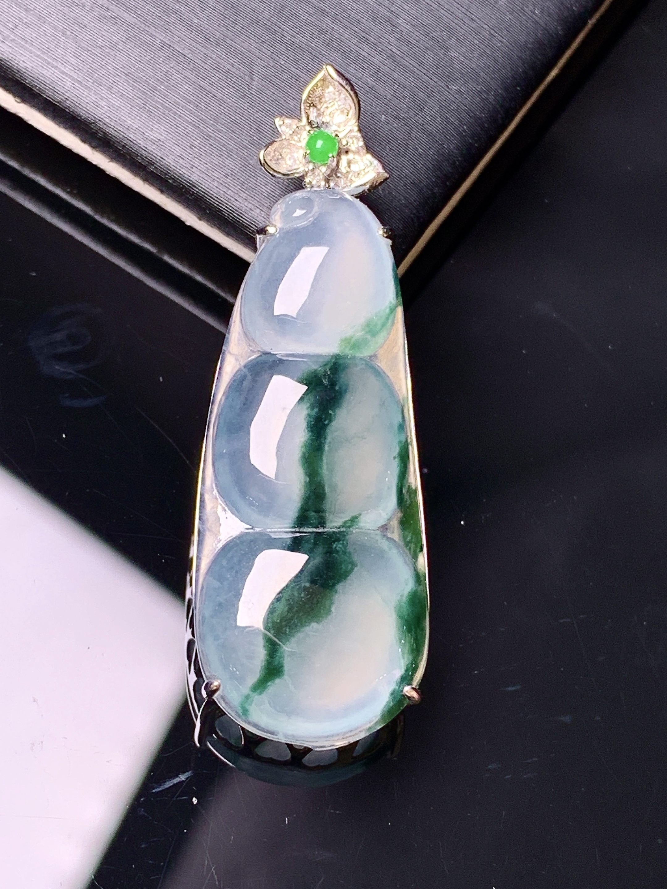 18k金钻镶嵌飘绿四季豆吊坠 玉质细腻 色泽艳丽清新 水润亮眼 整体尺寸38*12.8*6.6yz