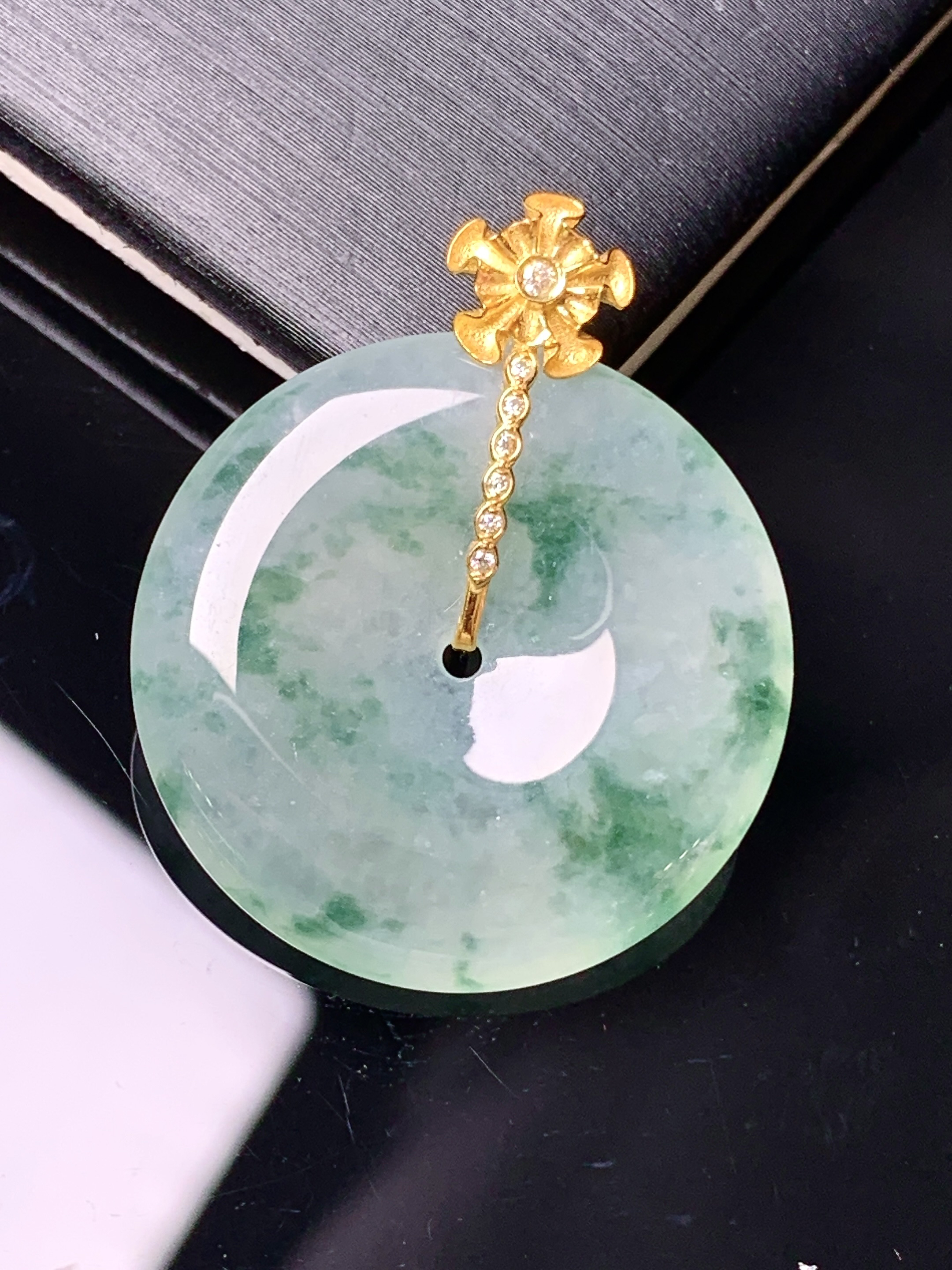 18k金钻镶嵌冰飘花平安扣吊坠 玉质细腻 色泽艳丽清新 水润亮眼 整体尺寸29*24*4.2yz