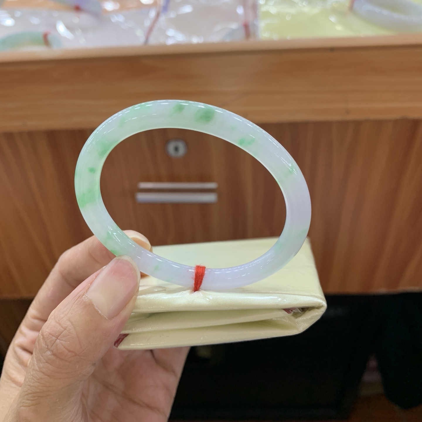 041302FN 飘绿贵妃翡翠手镯 54-45.8-6-6.6 无裂 飘绿