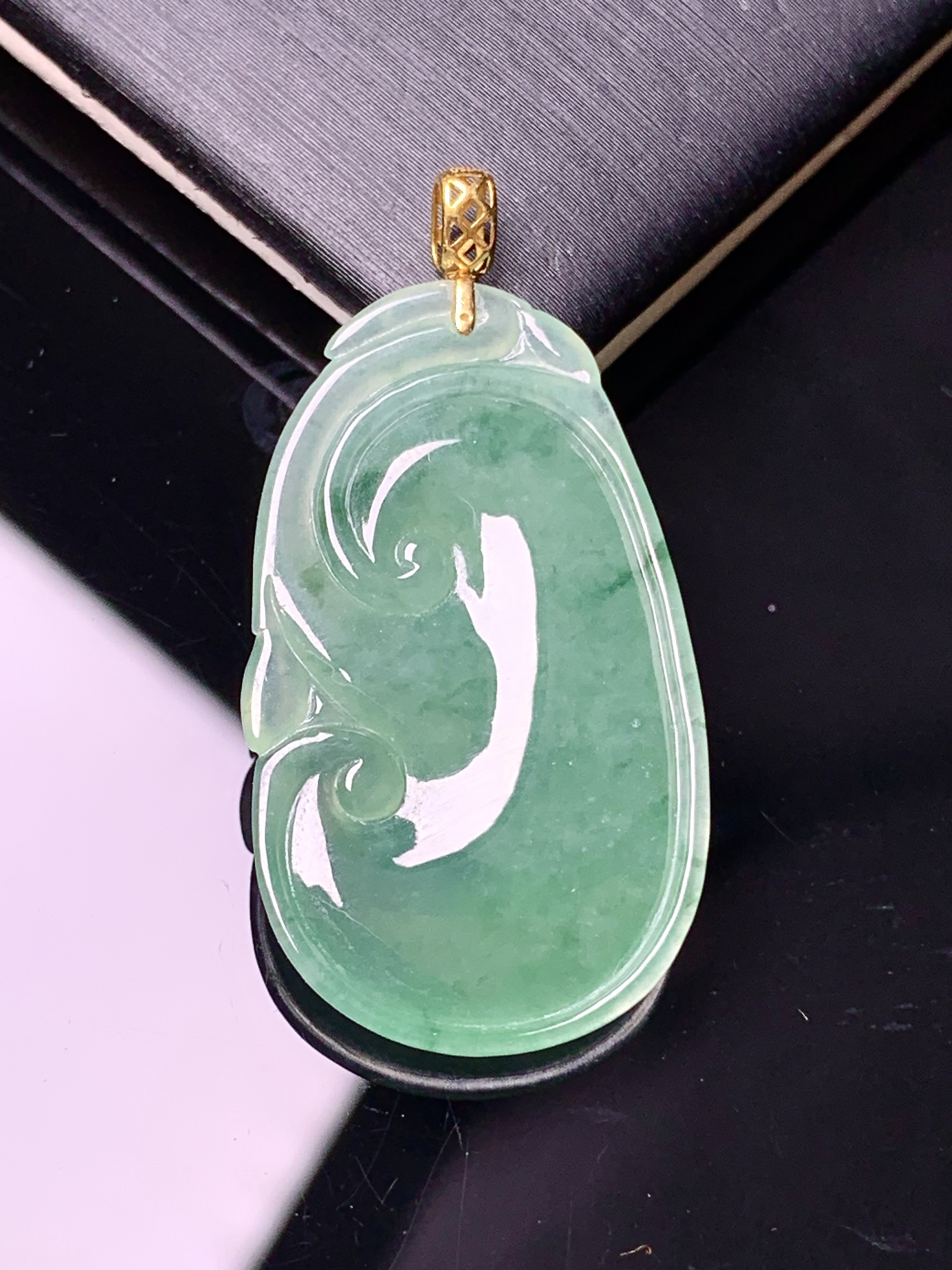 18k金镶嵌飘绿如意吊坠 玉质细腻 色泽艳丽清新 水润亮眼 整体尺寸37*18.2*3.5c1