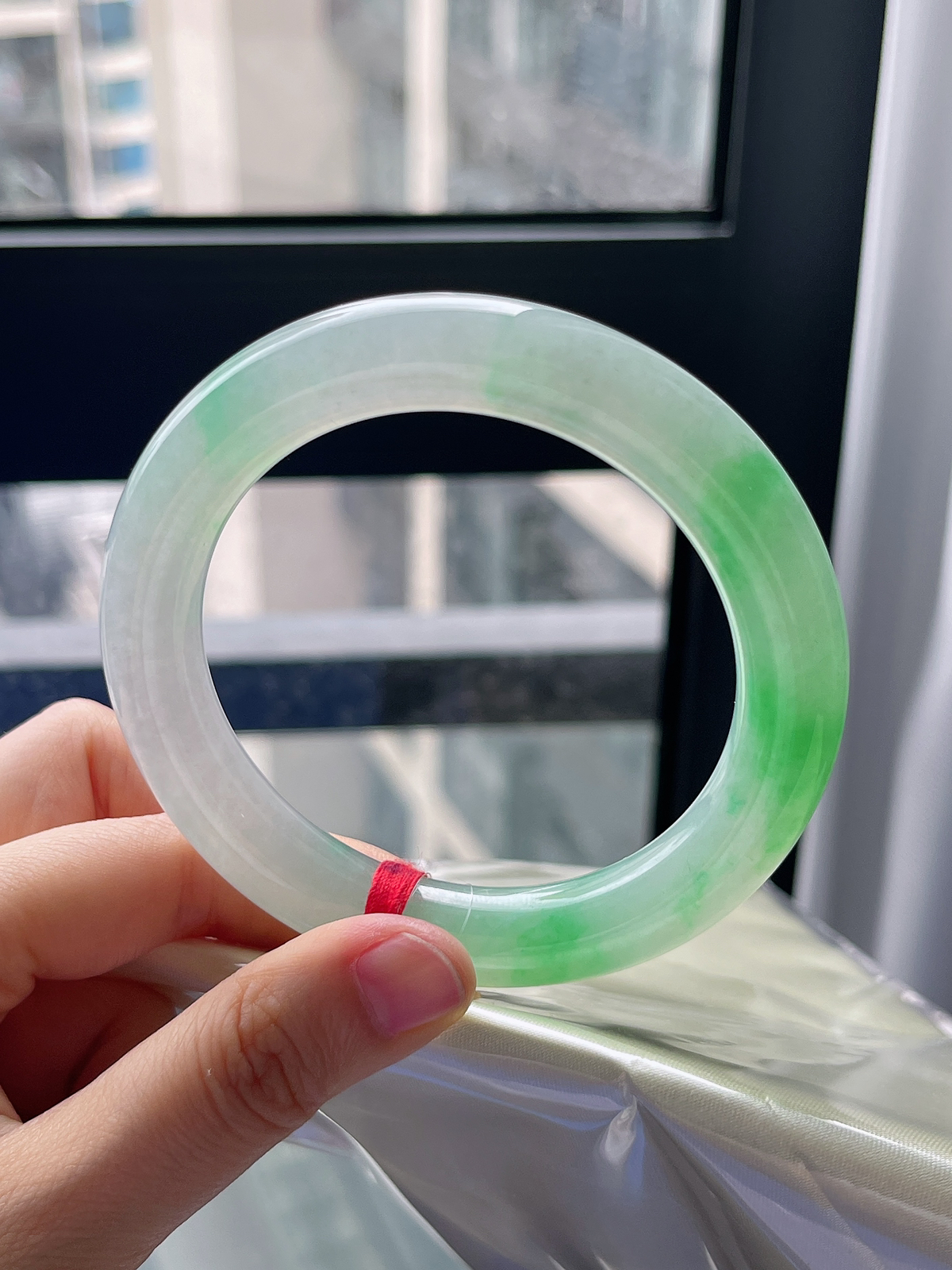 圆镯54.7圈口，翡翠冰糯种飘绿手镯