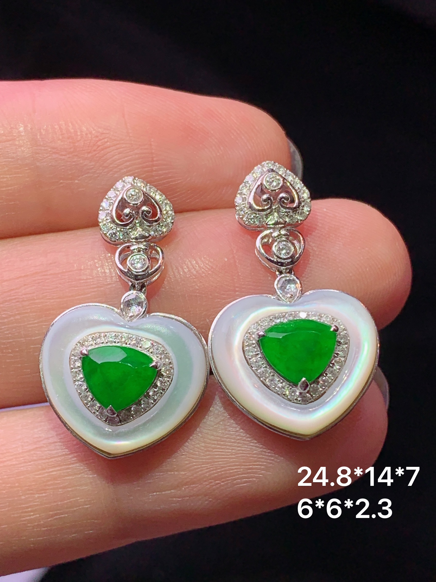 18k金钻白贝壳镶嵌满绿心形耳坠 玉质细腻 色泽艳丽清新 水润亮眼 整体尺寸24.8*14*7b7