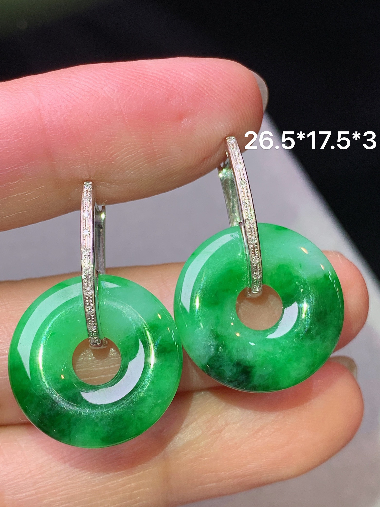 18k金钻镶嵌翠绿平安环耳坠 玉质细腻 色泽艳丽清新 水润亮眼 整体尺寸26.5*17.5*3b1