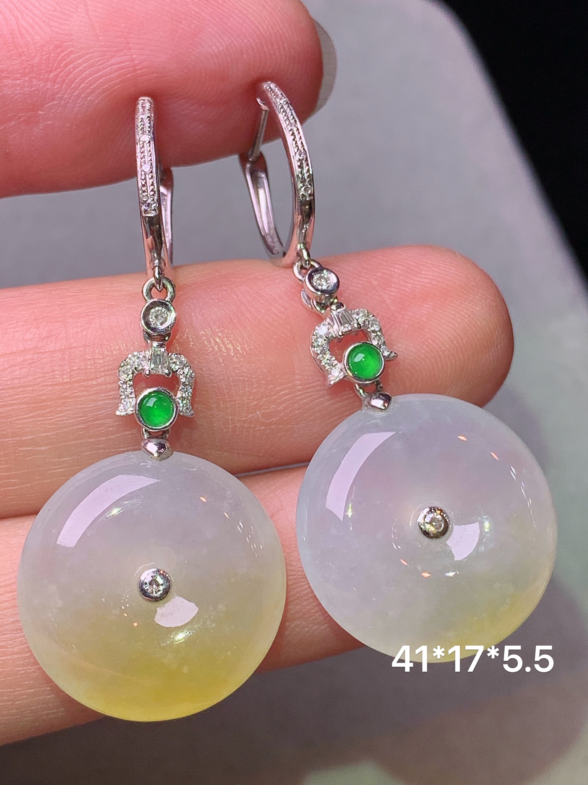 18k金钻镶嵌飘黄翡平安扣耳坠 玉质细腻 色泽艳丽清新 水润亮眼 整体尺寸41*17*5.5b1